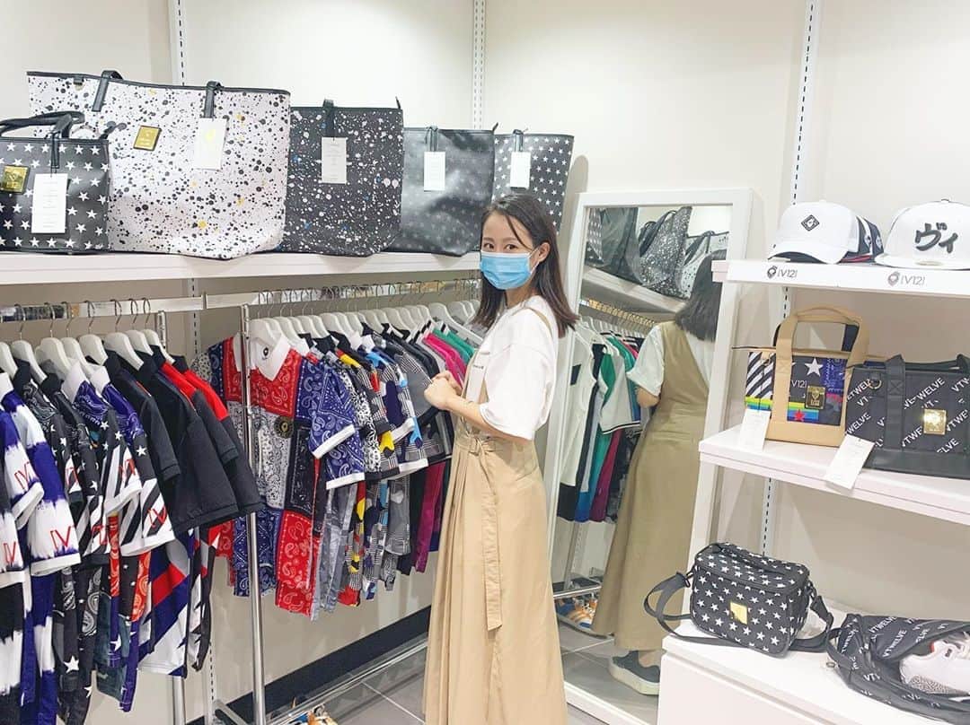筒井萌子のインスタグラム：「* @v12golf_official 展示会へ🏌️‍♀️⛳️ 今回はかっこいい系に挑戦しようと ブラックのトップスを選んだよーꪔ̤̮ ・ 父の働く会社とのコラボもあって🏎 私は残念ながらサイズがなかったんだけど メンズ羨ましい◡̈𖤐˒˒ ・ #筒井萌子 #女優 #actress #モデル #model #岡山  #shooting #instagood #instalike #撮影 #followme #instalike #ゴルフ #ゴルフ女子 #ゴルフコーデ #골프 #좋아요반사 #좋아요그램 #좋아요환영 #데일리그램 #패션 #오오티디 #카페  #コンバースゴルフ #v12」