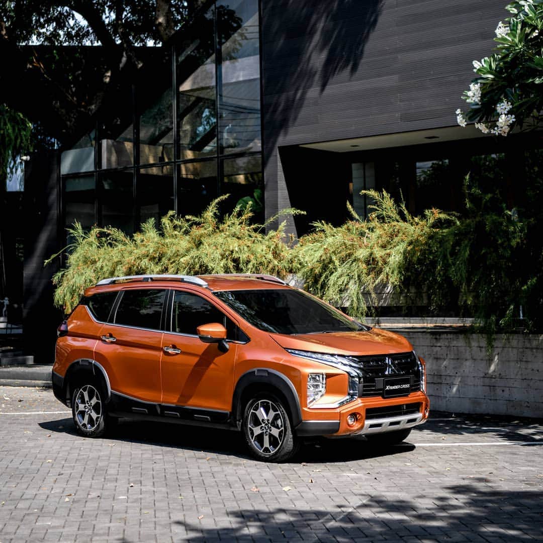 のインスタグラム：「New Mitsubishi Xpander Cross สี Sunrise Orange ดึงดูดทุกสายตา โดดเด่นทุกการเคลื่อนไหว ให้การขับขี่ของคุณมีสไตล์ขึ้นอีกขั้น  #MitsubishiMotorsThailand #MitsubishiMotors #XpanderCross #อีกขั้นกับSUVที่เป็นคุณ」