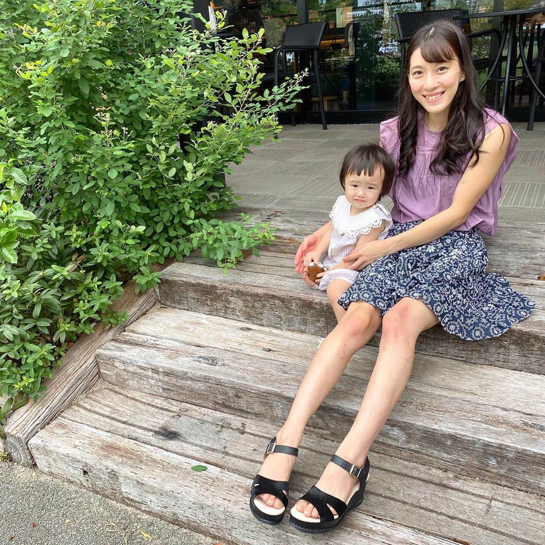 大田理裟のインスタグラム：「@seira_hatanaka さんの娘ちゃんと👶❤️﻿ ﻿ 人見知りなくて抱っこさせて貰ったり、﻿ 靴履きたい時に渡してくるの可愛すぎたな〜🙈﻿💓 ﻿」