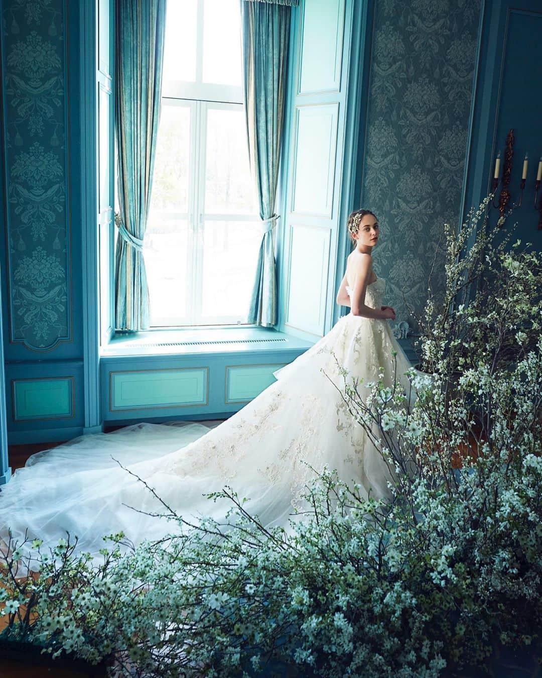 JUNOのインスタグラム：「世界中のセレブリティから 花嫁たちまで﻿ 愛されてやまない “MARCHESA”﻿ ﻿ インドに影響を受けた刺繍やテキスタイル﻿ ビーズワークなどをデザインに取り込み、 ヴィンテージ感覚とアジアンテイストが絶妙に融合した﻿ クチュール感あふれるドレスが魅力﻿ ﻿ ﻿ 特別な日を華やかに彩る ボリューム感とロングトレーンがドラマティックな “PIPPA”﻿  MARCHESAらしい精巧なビーディングが﻿ ラグジュアリー雰囲気を醸し出します﻿ ﻿ #inesdisanto﻿ #MARCHESA﻿ #antonioriva﻿ #naeemkhan﻿ #inmaculada﻿ #kennethpool﻿ #zacposen﻿ #juno﻿ #junowedding﻿ #wedding﻿ #weddingdress﻿ #viktorandrolf ﻿ #ジュノ﻿ #ウエディング﻿ #ウェディング﻿ #ウエディングドレス﻿ #ウェディングドレス﻿ #ドレス﻿ #プレ花嫁﻿ #2020春婚﻿ #2020夏婚﻿ #2020秋婚﻿ #福岡花嫁﻿ #東京花嫁﻿ #九州花嫁﻿ #関東花嫁﻿ #神社挙式﻿ #神前式」