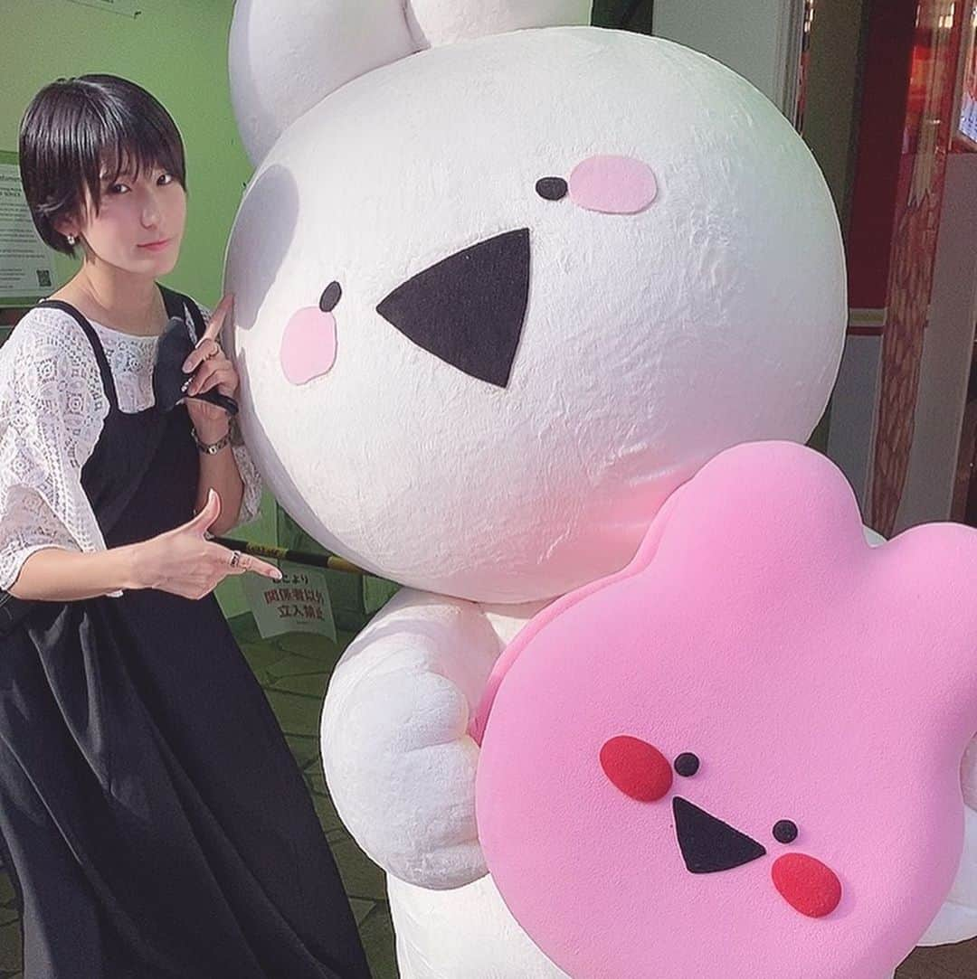 来栖うさこさんのインスタグラム写真 - (来栖うさこInstagram)「すこぶる動くウサギ🐇💕 マカロン屋さんが出来てた‼️ 入り口におっきい子がいたよ(*´-`) . すこぶる動くウサギさんは YouTubeで踊ってみたコラボも させて頂いた大好きな子です😊 . . . .  #来栖うさこ  #齧り付きたいお尻 #愛媛県産グラドル #グラドル #グラビア #グラビアアイドル #ショートカット女子 #ショートヘア #お尻 #model #cosplayer #gravureidol #japan #tokyo #asiangirls #原宿 #すこぶる動くウサギ #オーバーアクションうさぎ」9月5日 18時27分 - kurusu_usako