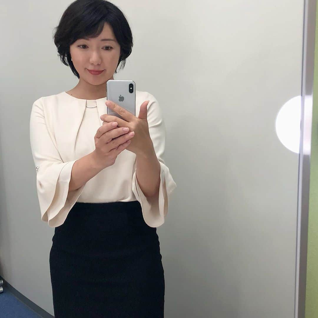 のインスタグラム：「#9月5日 #福岡ニュースファイルcube  #TNC #石破茂さん生出演 #岸田文雄さん中継出演  #台風10号接近中  #最大限に警戒を   #衣装#INED #ブラウス」