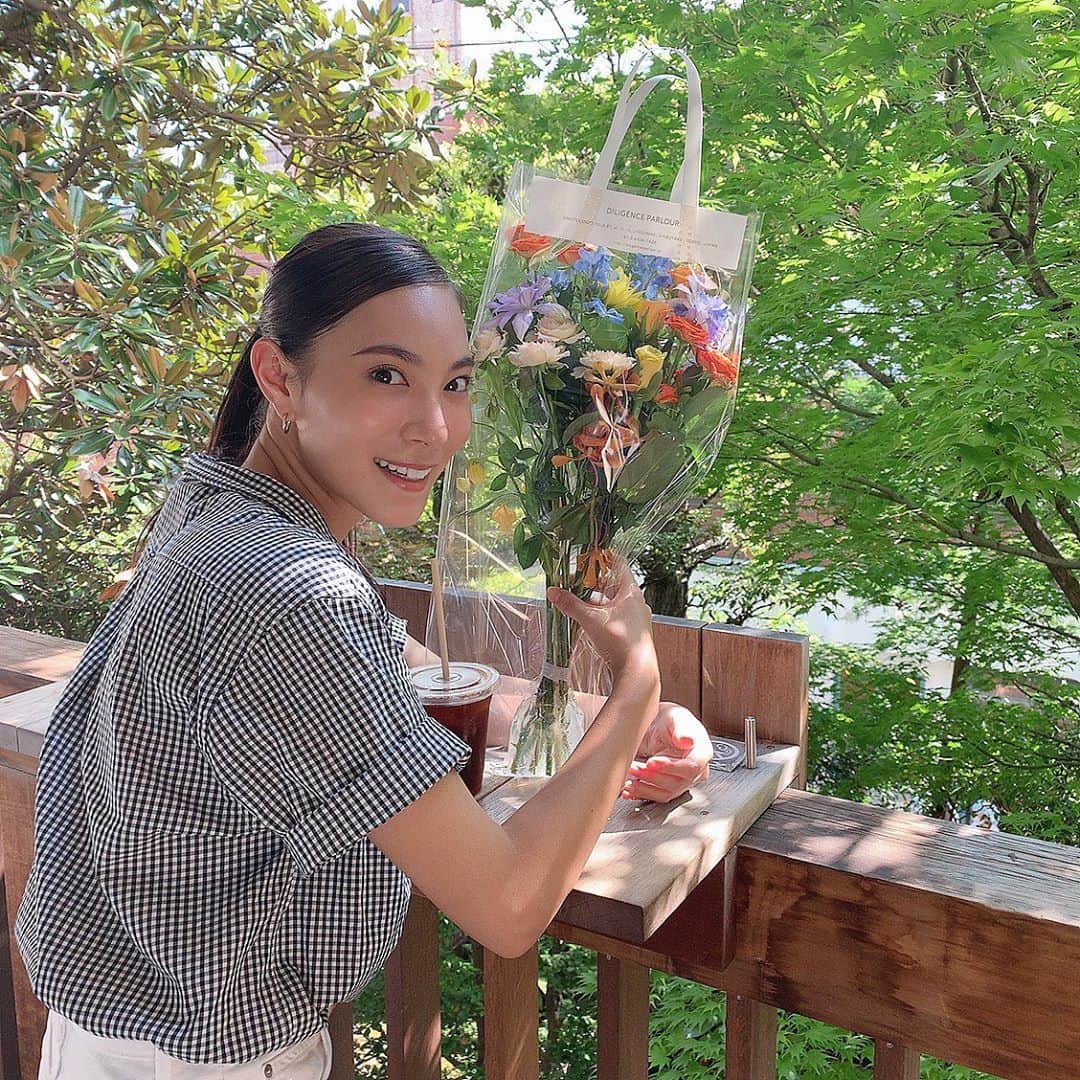 横川莉那のインスタグラム：「. もうすぐだから💐って お花嬉しい〜♡ ありがとう😍 @fzakane 🙏❤️ かすみ草は入れないでください って言ってくれてたのはさすがだね😂✨ . . #お花 #表参道」