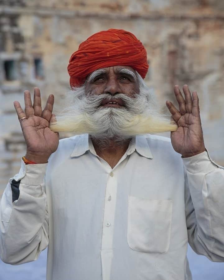 National Geographic Travelさんのインスタグラム写真 - (National Geographic TravelInstagram)「Photo by @sarahyltonphoto  On a visit to Mehrangarh Fort in Jodhpur, Rajasthan, I had the pleasure of meeting this palace guard who obligingly posed for a portrait. For more travel stories follow me @sarahyltonphoto. #Jodhpur #Mehrangarhfort #Rajasthan #India」9月5日 13時09分 - natgeotravel