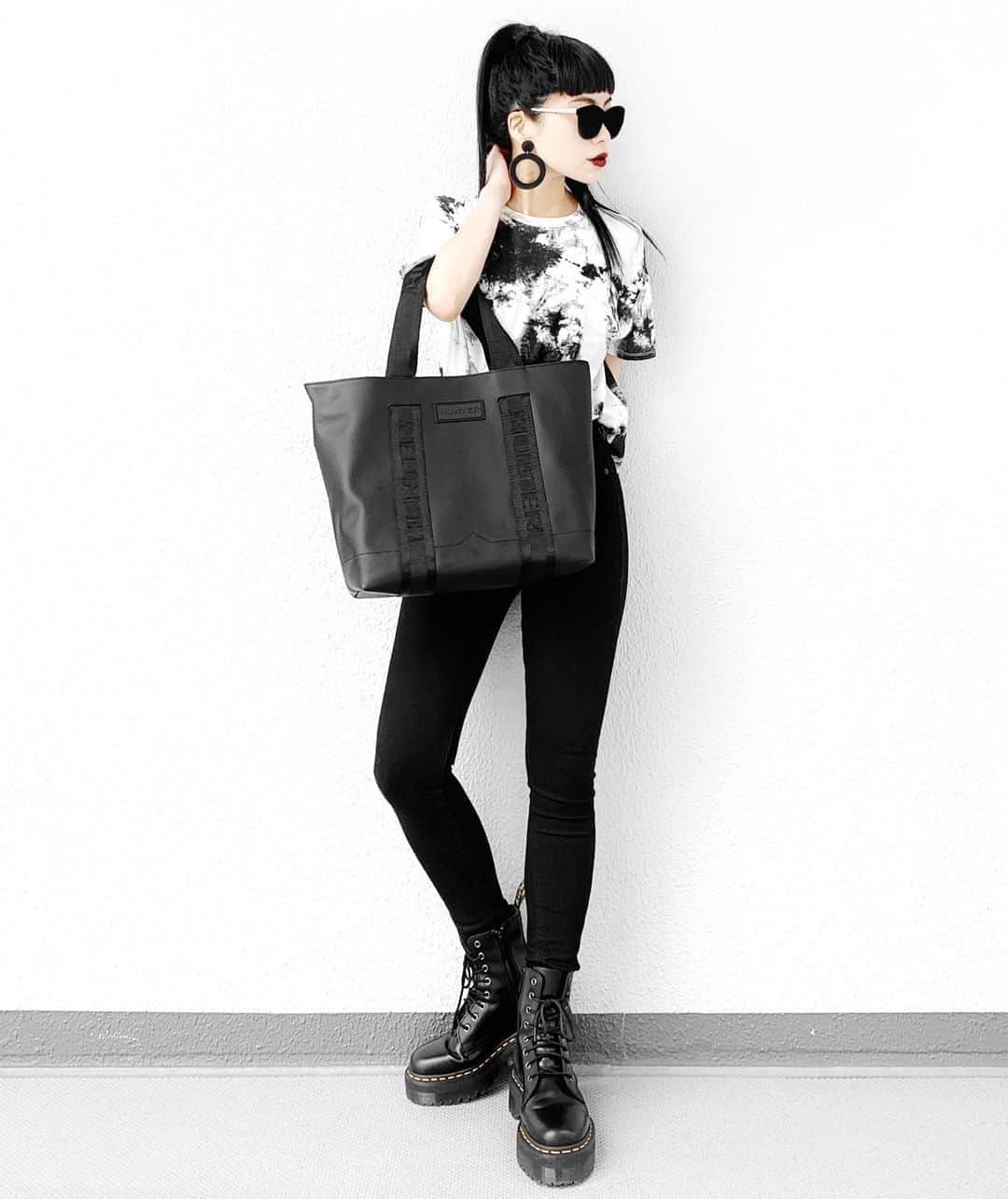 lve_xxxxのインスタグラム：「.﻿ .﻿ 𝗛𝗨𝗡𝗧𝗘𝗥﻿ @hunterboots ﻿ ﻿ 雨でも晴れでも使える大きめBAG﻿ 通勤時に役立ちそう👏﻿ ﻿ 雨の日のｶﾊﾞﾝって悩ましく﻿ ﾄｰﾄとかｽｰﾊﾟｰの袋やｺﾞﾐ袋かぶせて﻿ 雨除けしてたから😂﻿ ﻿ これで雨の日もｵｼｬﾚ楽しめる☂️♪﻿ ﻿ ﻿ ｺｰﾃﾞｱｲﾃﾑ詳細は﻿ WEARをご覧くださいませ。﻿ ﻿ WEAR ： lvexxxx ﻿ 💻 https://wear.jp/sp/lvexxxx/﻿ ﻿ －－－－－－－－－－－－－－－－－－﻿ ﻿ 📢ｺﾒﾝﾄ頂ける際は、﻿ 最新投稿にお願い致します。﻿ ﻿ 過去投稿に頂いた際、気がつかない事もあり﻿ お返事致しかねる場合が御座います🙇‍♀ ️﻿ ﻿ ﻿」