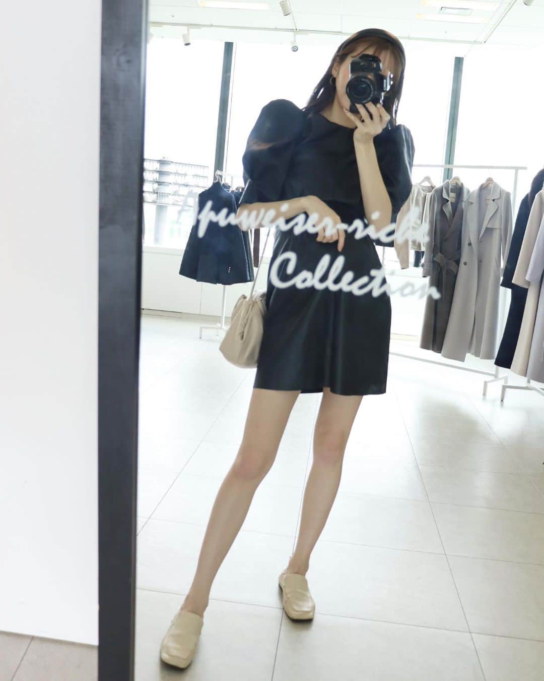 平木愛美のインスタグラム：「パフスリーブというか、ショルダーにボリュームのあるシルエットな服に惹かれがち。🤍  なんかそのほうが小顔効果がある気がするのです。 あと、ベージュだったり脚と同系色のシューズは脚長効果もあるよ☺︎  これは去年買ったZARAのワンピース。  レザーっぽい質感で可愛い。  カチューシャは先日YouTubeでも動画にしてたGUのものっ✌︎  #ootd」