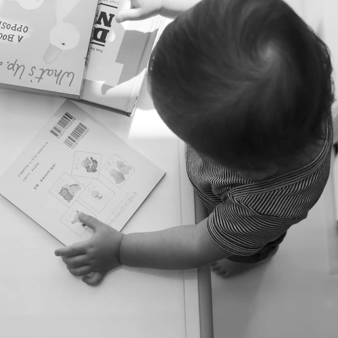 shiroさんのインスタグラム写真 - (shiroInstagram)「SHIRO STAFF コラム vol.2 【働くママのゆるめるスキンケア】  こんにちは、企画の渡辺です。 私は今、子供を育てながらSHIROで働いています。  「小さな子供がいて働いていると、 スキンケアをする時間もないくらい忙しいのでは？」 と思われがちなのですが、 実は私にとって本当に足りないものは、 時間よりもスキンケアに時間をかけたいと思う 気持ちの方である、と最近気がつきました。  お仕事や家事で忙しいみなさまは、 毎日どのような気持ちでスキンケアをされていますでしょうか？ なんだか気分が乗らないな…という日もあるかとも思います。  私も、日々を過ごしていく中で、 これ以上、タスクを増やしたくない！ というスイッチが入ってしまうと、 洗顔後何もせずに寝てしまうこともしばしばでした。 反省反省…と思いつつ、翌日にも寝落ちをしてしまったり。  けれど、最近はそれでもいいのかな、と思っています。 お腹が減ったら自然とご飯を食べるように、 乾燥を感じたら、補いたくなるだろう、 という気持ちでスキンケアと付き合っています。  そして、毎日なるべく落としすぎないことや、 クレンジングは乾燥しにくいと感じるものを 使うことも大切にしています。 メイクをオフした後に、お肌に乾燥を感じてしまう時は、 その後の洗顔もしません。 また、普段から朝の洗顔は水のみにしています。  プラスの補うケアの方を増やすのではなく、 オフを緩やかにすることで、 なるべく少ないスキンケアで過ごせると思うのです。  気持ちに、少しやる気がでてきたら 「ゆずオイルインウォーター」で保湿もします。 水分と油分が一度で補えるので、 とても手軽な上に、オイルなのに水分が多いので、 仕上がりが軽いのが特徴です。 乾燥を感じた肌にも水分は入りやすいので、 すぐに変化を感じられます。 そして爽やかなゆずの香りが、 めんどくさくなった心をホッとほぐしてくれます。  スキンケアが楽しくて、いろいろやりたい！と思う日は、 きっと肌もお腹が空いているのだろうと思って、 ホットタオルを使ったり、「ニームフェイスマスク」や 「タマヌオイルインセラム」でしっかりと仕上げたりもします。  丁寧なスキンケアを続けることはもちろん大切ですが、 気持ちが疲れてしまった時は自らの気持ちに寄り添って、 日々のスキンケアをゆるめてみるのもおすすめです。  #SHIRO #SHIROskincare」9月5日 13時08分 - shiro_japan