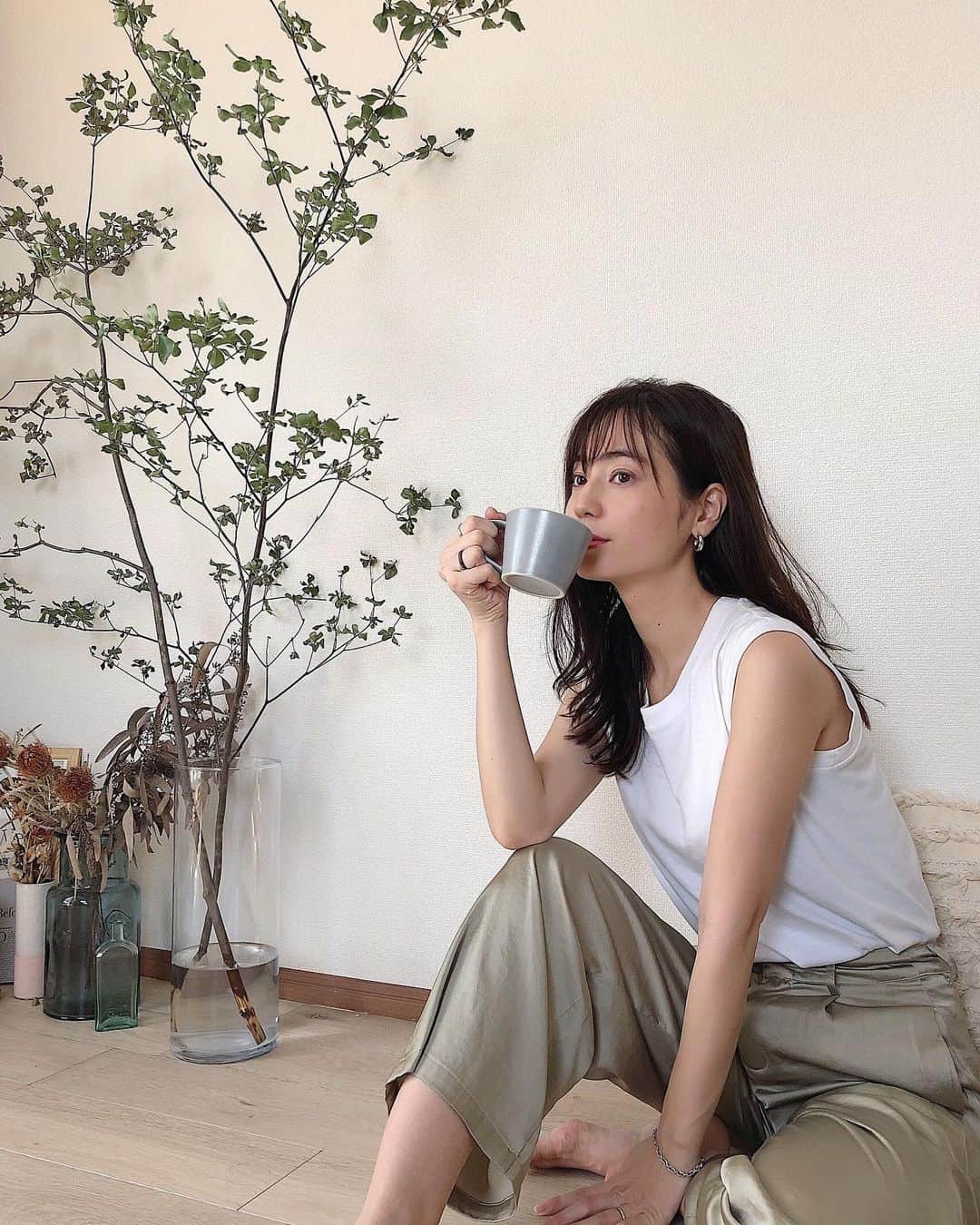 伊藤沙織のインスタグラム：「今日は朝からマイナンバー申請をしに行ってきました💳✨写真撮影も一緒にしてもらったのですが、長く使う物なので前日に @laconcier_yoyogiuehara さんで美容鍼を打ってもらいに行って来ました☺️💕せめてもの抵抗のために駆け込んだのですが(笑)、施術後鏡を見てびっくり！！！気になっていたフェイスラインがスッキリしてる😭😭😭✨感動しすぎて、すぐ次回の美容鍼の予約取っちゃいました😂🧡一緒にプラセンタオイルフェイシャルトリートメントもしてもらったのですが、翌日顔を洗った時にまたまたびっくり。。。夏の皮脂でゴワつき・ざらつきが気になっていたお肌がつるんとしてました🥺💕💕💕こんなにすぐ効果を実感できるなんて思ってもなかったので嬉しすぎる🙆🏻‍♀️旦那にも「顔スッキリしたね」と気付いてもらえてご機嫌な日でした😂🧡 完全予約・個室で感染症対策もバッチリ👌丁寧なカウンセリングと施術で大満足でした👏🏻🥰 .  #小顔リフトアップ美鍼 #代々木上原美容鍼 #ラコンシェル #美容鍼 #美容鍼灸 #東京美容鍼 #渋谷美容鍼 #pr」