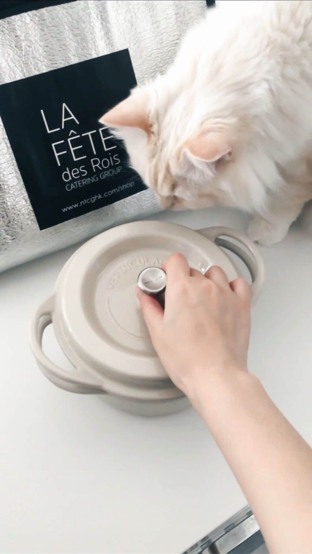 Ruby Kwanのインスタグラム：「Tried the prepacked food delivery service from @lafetecatering. It was so easy to make and super yummy. Just following the simple steps from the recipe they provided and cook with the @vermicular_japan iron pot. Fine restaurant quality food at home just happened in a few minutes.  I have a promotion code to share with you. Shop with the code “RK95” at their E shop: www.ntcghk.com/shop to enjoy cooking healthy food easily with an offer.  #LaFetedesRoisCatering #VermicularJapan #rougeclosetlifestyle  Thank You @groverhung for your personal delivery. 💫  _______________________________________________  #homecooking #newnormal2020 #newnormal #prepacked #vermicular #vermicular琺瑯鑄鐵鍋 #vermicularpot #ironpot #easycooking #琺瑯鑄鐵鍋 #鑄鐵鍋 #鑄鐵鍋料理 #homedelivery #socialdistancing2020 #socialdistancingstyle #lifestyleguide #lifestylehk #luxurylifestyle #cookingmadeeasy #healthyfood #healthylifestyle #promotioncode #easyrecipes #authenticlifestyle #finefood」