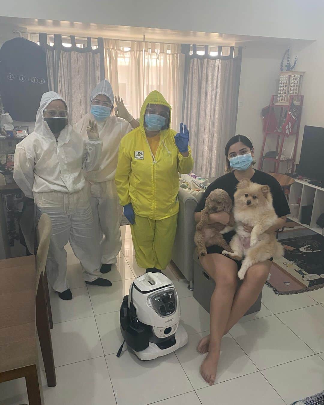 ローレン・ヤングのインスタグラム：「I’m so happy that we were finally able to get our condo deep cleaned!! It’s been months because of the pandemic and @bbcleaningco swooped in to save the day! Love how all the staff came in in PPE’s, face masks and shields with such a pleasant attitude. They started at 9am and ended at 12nn! Thats 3 bedrooms, 2 bathrooms, 2 balconies, living room, dining room and kitchen!! How fast and efficient! I love Busy Bee because of the smoke that they use which cleans the air and walls of your home, its pet friendly and lasts for 3 months. Thank you so much!!!! 💖💖💖」