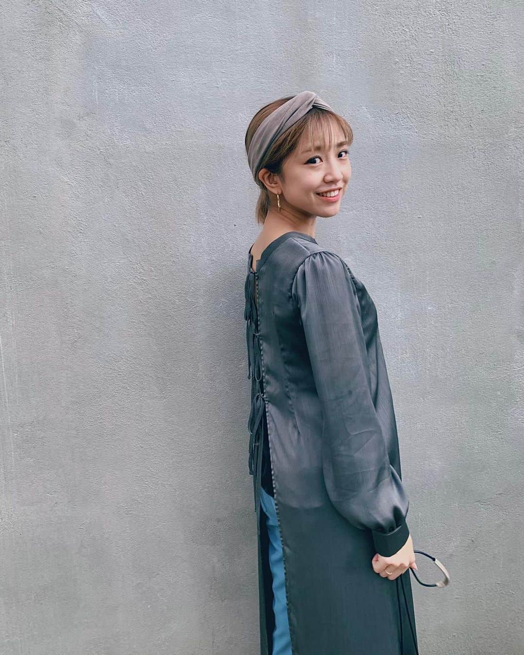 本橋優華のインスタグラム：「あっという間に秋🍁 AWのお洋服にスニーカーが楽しい季節。  うしろ姿が可愛いデザインって着るだけでお洒落感。 スニーカー3足買った。  #aw#autumn#ootd#hairaccessories#sneaker#shoes#white#gold#gray#blue#satin#longshirt#ribbon#colony2139#colony2139_black#onitsukatiger #tokyo#harajuku#👟#スニーカーコーデ」