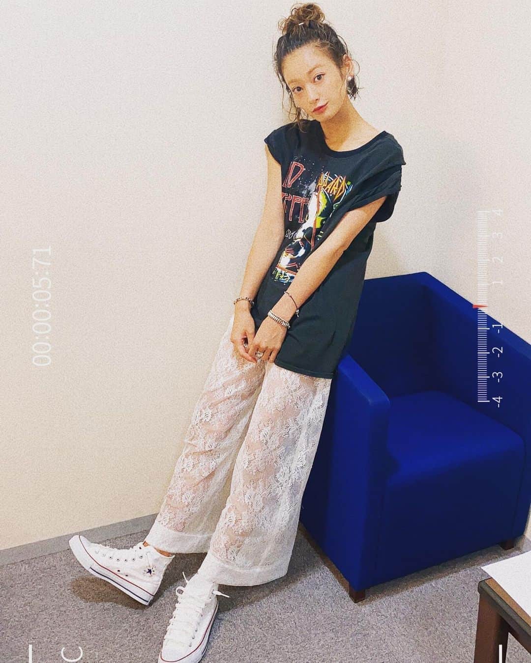 のインスタグラム：「僕の服がスケスケ曜日。  #リメイクタンク @beams_official  #レースパンツ @noisemaker_jpn  #スニーカー @converse_jp  #俺流コーデ  衣装、ヘアメーク バイマイセルフ。  好きなもの達で好きなように 自分を描くダヨ。」