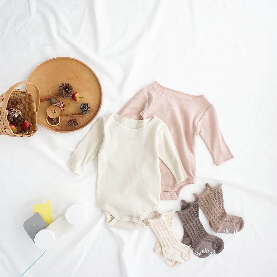 のインスタグラム：「【実はめっちゃ売れてます❤️使える✨ストレッチリブロンパース】 . 実は大人気👏 . シンプルで使える✨ストレッチリブロンパース✨ . ついにアイボリー最終入荷となりました😢💦 . どんなコーデにもなじむベーシックなデザインが魅力♪ 伸縮性が高く、ストレッチのきいたリブ素材でベビーも動きやすくてGOOD☆ 春までながーく使えるアイテムです😉 . . ▶️ストレッチリブ☆ボートネックボディ カラー：アイボリー/ピンクベージュ サイズ：70/80 プライス：1,700円+tax . 今なら！ 全サイズ・全カラー揃っています 気になってた方は、急いでGETしてくださいね . プロフィール欄のURLからGO💨 べびちゅHP上部のバナー「秋の新作」からもチェックできます☝️ . . 📣合わせてチェック！ 期間限定☝️ ポイントUPキャンペーン開催中🎉 . このチャンスに❣️ 今すぐ！ログインしてお買い物😘 . 💡会員様だけのお得なキャンペーンです。商品代金の５％をポイントでもらえます💡 . 今回貯めたポイントを使えば、これからまだまだ登場する新作アイテムがおトクにGETできちゃう😍 . まだ会員でない方は先に登録してね！30秒もかからないよ👍 . ポイントUPキャンペーンは、9月7日(月)23:59まで⏰ . カートに入れてるアイテムはありませんか❓ このチャンスに、欲しいものぜーんぶ一緒にGETしちゃお🧚‍♀✨ . . #ボディスーツ #秋の新作 #ロンパース #新作 #べびちゅ #babychu #ig_kidsphoto #ig_babyphoto #かわいい #女の子 #男の子 #娘 #息子 #赤ちゃん #ベビーコーデ #キッズコーデ #ベビーファッション #キッズファッション #出産祝い #baby #babychujp #stayhome」