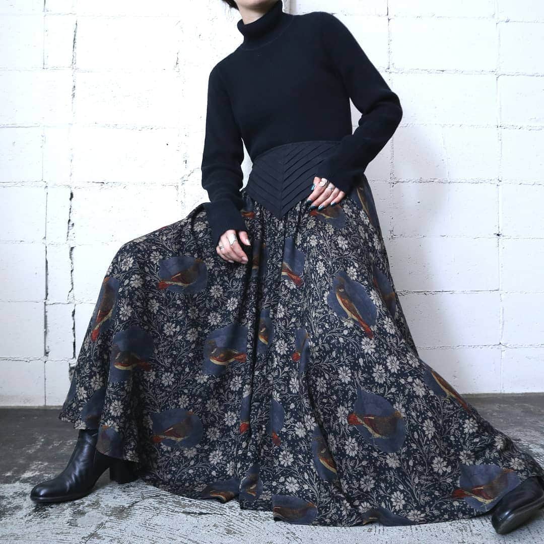 吉祥寺 古着屋 Orfeoのインスタグラム：「Flower × Bird Pattern Pleated Waist Skirt  #orfeo #kichijoji #tokyo #vintage #used #fashion #coordinate #outfit  お問い合わせはインスタグラムのプロフィール掲載のメールアドレスにお願いいたします。コメント、DMでのお問い合わせは受け付けておりませんのでご了承ください。 ONLINE SHOPの商品も店頭にてご購入頂けます。気になる商品がございましたらスタッフにお声掛けください。  新型コロナウィルス感染拡大防止策を徹底した上で営業をしております。マスクの着用、入店時にアルコールでの消毒をお願いいたします。」