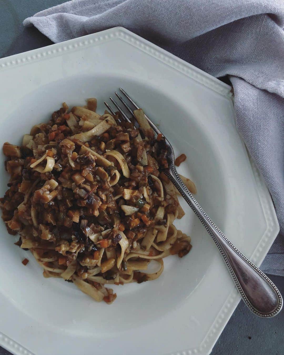 のインスタグラム：「お腹が空いたけれども、動く気力がないし、すぐになにか食べたいなと思って、そういえば、ゆりゆり　@yurinakawaguchi に教えてもらった成城石井で売ってる玄米フェットチーネ、茹で時間もすぐなので、端野菜でつくっておいたベジタリアン塩糀ラグーと一緒に。  グルテン大好きなので、正直玄米フェットチーネって美味しいのかなと思ったけど、ソースとよく絡むし、ボソボソしてなくてこれは美味しかった。作るのがしんどいときに生麺タイプなのでストックしておこうかな。  #美味しい発酵食生活  #発酵美人になりませう  #塩糀ラグー #グルテンフリー  #フードロス」