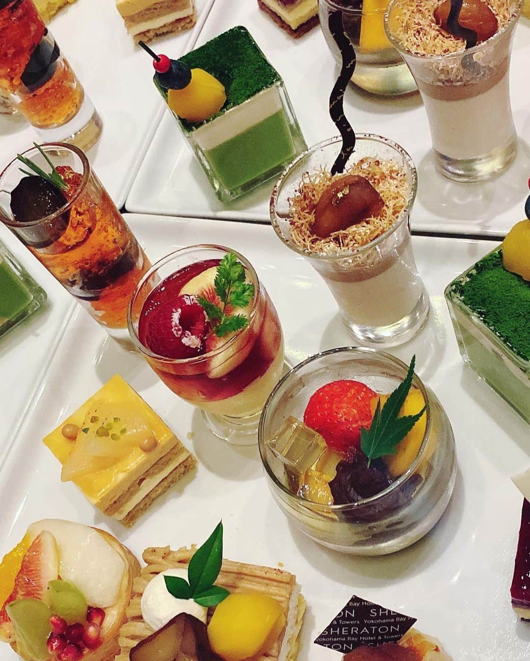 里井真由美さんのインスタグラム写真 - (里井真由美Instagram)「#sweetsbuffet #hotel 横浜ベイシェラトンでスイーツブッフェでございます〜  ・ ・  2階ラウンジで9/3〜25までの毎週木・金夜に開催中♡ 座ったままのオーダー制。 好きなもの好きなだけ 頂けます♡ @sheratonyokohama  🔻 今月のテーマは「栗とぶどう🌰🍇」‼️最初に11種乗った圧巻のプレートが出てきて、そこでは和栗・フランス栗・イタリア栗の3種栗食べ比べもできちゃいます🌰🇯🇵🇫🇷🇮🇹 ・ ・ もちろんお食事もオーダー制で充実♡ ホテル特製ビーフシチュー、オープンサンド、栗ご飯🍚🌰🍚🌰♡ ・ ・ そして、私の一推し！ 利平栗のモンブラン🌰🌰🇯🇵‼️  オーダー制で、注文後に搾りたてを頂けます。これもおかわり自由とは❤️😭❤️ モンブランは後ほどまたご紹介しますね♡ ・ ・ 和洋折衷バランス良く、甘いものとお食事系〜 甘い→塩っぱい→甘い→甘い→栗づくし（笑） 素敵なループにハマります♡ ディナーとしても大満足ですよ♡ ・ ・ Thank you for your invitation🙏by @sheratonyokohama   9/25までなのでお早めに♡ ・ ■『ラウンジ「シーウインド」Sweets Parade ～マロン～』概要 場所：横浜ベイシェラトン ホテル＆タワーズ 2階 ラウンジ「シーウインド」 期間：9月3日（木）～9月25日（金）※毎週木・金開催 時間：18時30分～21時 料金：1名4,445円（税・サービス料別） ※仕入れの状況により料理内容や盛り付け等が変わる場合があります。 ・ ・ #横浜ベイシェラトン  #横浜ベイシェラトンホテルアンドタワーズ  #ホテルブッフェ #ホテルスイーツ #横浜  #里井真由美#栗#モンブラン#和栗#栗スイーツ#モンブランの世界#フードジャーナリスト里井真由美 #さといいね#ありが糖運動」9月5日 13時57分 - mayumi.satoi