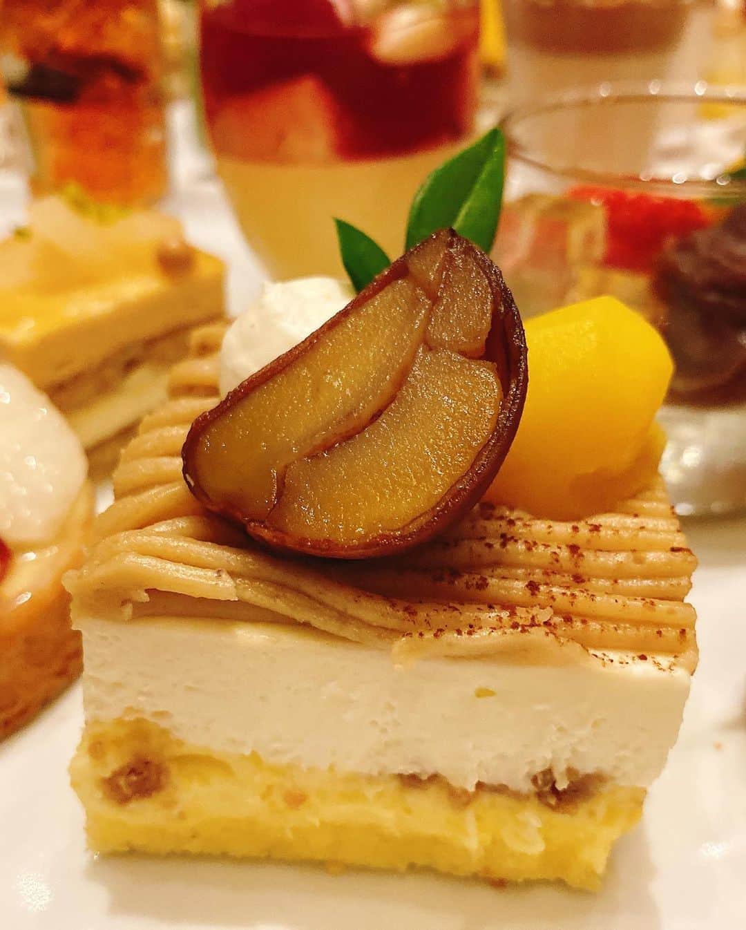 里井真由美さんのインスタグラム写真 - (里井真由美Instagram)「#sweetsbuffet #hotel 横浜ベイシェラトンでスイーツブッフェでございます〜  ・ ・  2階ラウンジで9/3〜25までの毎週木・金夜に開催中♡ 座ったままのオーダー制。 好きなもの好きなだけ 頂けます♡ @sheratonyokohama  🔻 今月のテーマは「栗とぶどう🌰🍇」‼️最初に11種乗った圧巻のプレートが出てきて、そこでは和栗・フランス栗・イタリア栗の3種栗食べ比べもできちゃいます🌰🇯🇵🇫🇷🇮🇹 ・ ・ もちろんお食事もオーダー制で充実♡ ホテル特製ビーフシチュー、オープンサンド、栗ご飯🍚🌰🍚🌰♡ ・ ・ そして、私の一推し！ 利平栗のモンブラン🌰🌰🇯🇵‼️  オーダー制で、注文後に搾りたてを頂けます。これもおかわり自由とは❤️😭❤️ モンブランは後ほどまたご紹介しますね♡ ・ ・ 和洋折衷バランス良く、甘いものとお食事系〜 甘い→塩っぱい→甘い→甘い→栗づくし（笑） 素敵なループにハマります♡ ディナーとしても大満足ですよ♡ ・ ・ Thank you for your invitation🙏by @sheratonyokohama   9/25までなのでお早めに♡ ・ ■『ラウンジ「シーウインド」Sweets Parade ～マロン～』概要 場所：横浜ベイシェラトン ホテル＆タワーズ 2階 ラウンジ「シーウインド」 期間：9月3日（木）～9月25日（金）※毎週木・金開催 時間：18時30分～21時 料金：1名4,445円（税・サービス料別） ※仕入れの状況により料理内容や盛り付け等が変わる場合があります。 ・ ・ #横浜ベイシェラトン  #横浜ベイシェラトンホテルアンドタワーズ  #ホテルブッフェ #ホテルスイーツ #横浜  #里井真由美#栗#モンブラン#和栗#栗スイーツ#モンブランの世界#フードジャーナリスト里井真由美 #さといいね#ありが糖運動」9月5日 13時57分 - mayumi.satoi