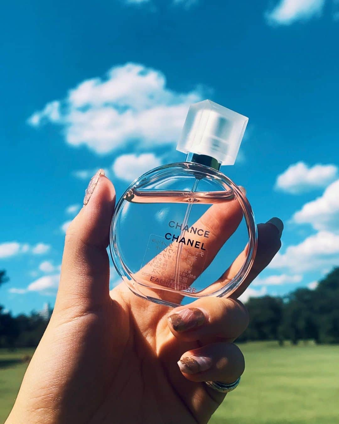 みきでりさんのインスタグラム写真 - (みきでりInstagram)「.+𓈒𑁍‬ new perfume 𑁍‬𓈒+. "その瞬間を逃してしまったら、二度と手に入れることができないチャンス、いつ訪れるかわからない、予測することのできない瞬間、でもそのチャンスをつかむことができれば不可能なことはない" ㅤ ㅤ チャンス オー タンドゥル オードゥ トワレット （ヴァポリザター） ㅤ ㅤ "香り：グリーンでフルーティなグレープフルーツが、繊細なジャスミン、なめらかなホワイト ムスクと絡み合う、フローラル フルーティー ノートの香り。まるで詩のように、優しくロマンティックなフレグランス。" ㅤ ㅤ ㅤ ㅤ ㅤ ㅤ ㅤ ㅤ 前から気になってたので メルカリの売り上げポイントでぽちっと😂💗 ㅤ ㅤ 凄く素敵な香りで気に入ってる…💐 ㅤ ㅤ 特に秘密してるわけではなかったけど 彼氏に何も言わずに香水変えてデートしたら 会った瞬間に気がついてくれた🙈✨✨ いつものもいいけど今回のもいい香り〜 って褒めてくれる彼氏も素晴らしい😏❤︎ ㅤ ㅤ ㅤ ㅤ #chanel #chanelchance #chanelperfume #シャネル#シャネル香水#チャンスオータンドゥル #香水 #chanel香水 #購入品紹介#購入品」9月5日 13時58分 - mikidelicious