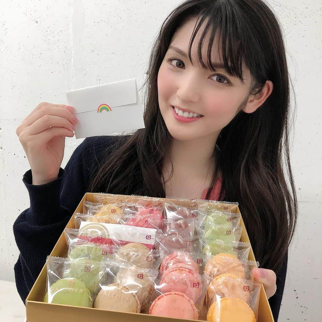 美人百花さんのインスタグラム写真 - (美人百花Instagram)「先日の取材のときのこと💡 取材が終わり、お疲れ様でしたーと片付けをしていると なにやらさゆちゃんが荷物をがさごそと…🛍  出てきたのはお菓子の包み🧁 「この間お誕生日のお祝いをしていただいたので、そのお返しをと思って。編集部のみなさんでどうぞっ」 ということで、かわいいメッセージカードと一緒に プレゼントをいただいちゃいました💕  さゆちゃんのお心遣いがすごくうれしくて、箱開けてもらって📸しちゃいました☺️ ちなみにいただいたマカロンは編集部で争奪戦（笑）とっても美味しかったです✨お手紙も大事に飾らせてもらいました🥺さゆちゃん、ほんとにありがとう〜！！編集O  #美人百花 #道重さゆみ ちゃん #さゆみん #ちゃゆ」9月5日 14時00分 - bijinhyakka