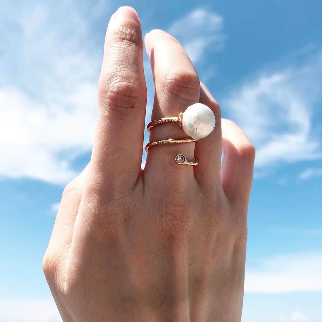 asuka0119のインスタグラム：「素敵な空に 手が届きそう♥  手元を華やかにしてくれる @kikiyastore  のJewelry  @kikiya_offical  #Kikiya #手元くら部 #手元倶楽部  #アクセサリー」