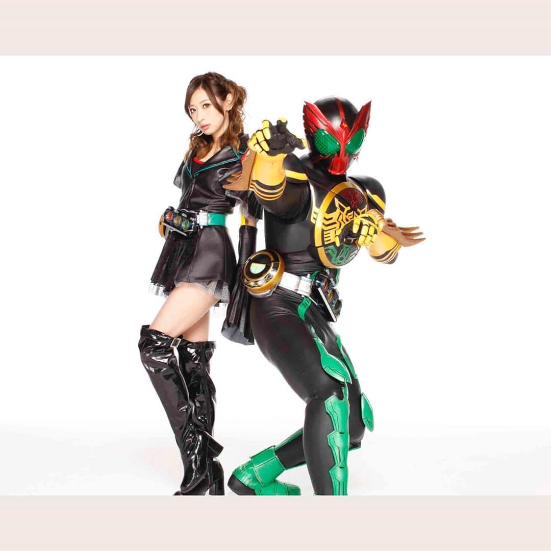 のインスタグラム：「♡ 懐かしい写真を！  私が、仮面ライダーGIRLSのオーズだよ。っと言われた時、オーズ？どれだろう？っと思っていたら、現行ライダーで、そういえば1話観たことある！！なんか運命かもっって思ったのを思い出します。笑  やっぱ今でも1番思い入れがある作品。 カッコいいし、変身フォームも全部好き！とってもいい作品だからこの期に見てほしい♪  9/5になった途端、Twitterがオーズ祭になっていて嬉しかった😊！当時はTwitterもやってなかったから、この感じ味わえなかったのっ。 オーズの魅力がもっといろんな人に伝わりますように！！  愛してるよーオーズさん！！！  仮面ライダーオーズが10周年という事は、仮面ライダーGIRLSももうすぐ10周年♡頑張らなきゃ！  実は、年は違うけど、うちの愛犬アンクちゃんをお家にお迎えした日も9/5なんです♡なんか運命ー！！！  #井坂仁美 #hitomiisaka #仮面ライダーGIRLS #kamenridergirls #KRGS #kamenrider #仮面ライダー」