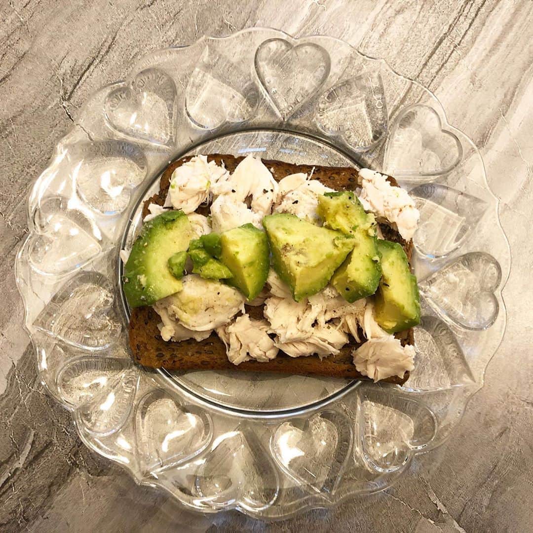 川戸沙羅のインスタグラム：「@chiharu.fit がくれたprotein blot🍞 プロテインがこの1枚で10gも摂れる✨  作り置きしてたささみを手でさいて、アボカドを乗せてクレイジーソルトかけただけで、ササっと準備出来て美味しかった💓  普段はオートミールに全卵1卵白1を電子レンジでチンしたものと高タンパクヨーグルトがルーティン🥣 朝はご飯の準備に時間はかけたくないけど、栄養はしっかり💪🏽💓  オートミールの味付けは @ange_la00 が教えてくれたMagic sarap🇵🇭  #朝ご飯 #プロテイン #タンパク質 #おうちごはん  #workout #fitness #bodymake」