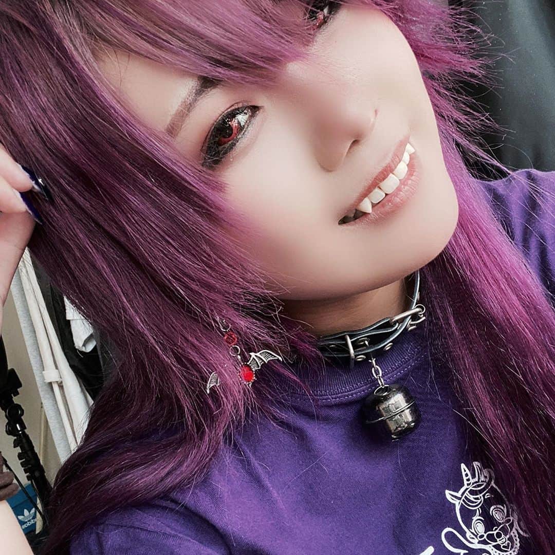 Ennさんのインスタグラム写真 Enninstagram 念願の吸血鬼化に成功 吸血鬼 牙 付け牙 赤コン 紫 派手髪 パンク ファッション 9月5日 14時28分 Ennnnn Em