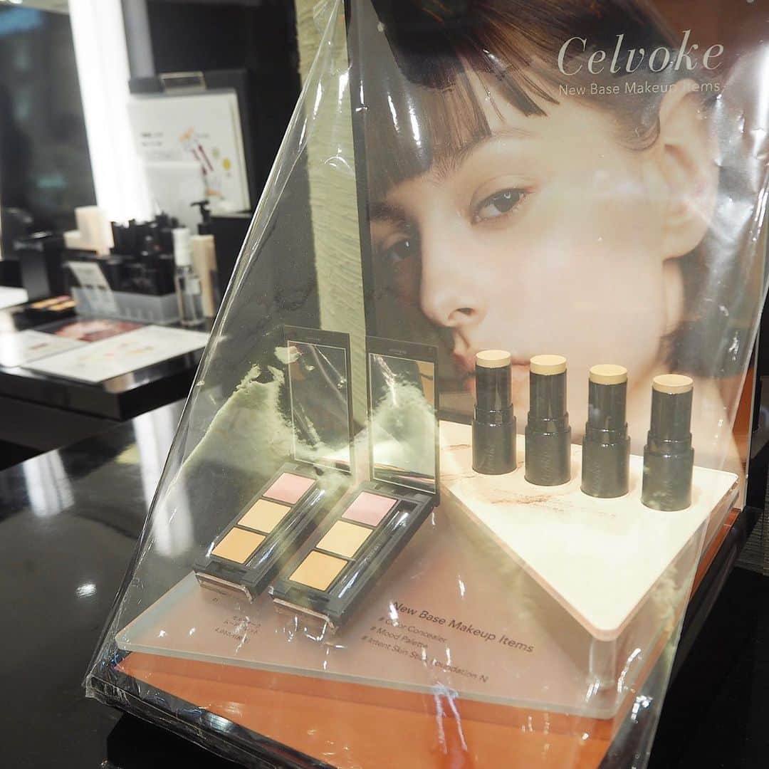 chiyo1173さんのインスタグラム写真 - (chiyo1173Instagram)「#cosmetics  大好きな @celvoke.jp で秋コスメを追加🍇 ・ ・ ✔︎ムードパレット 01 ✔︎インテントスキンスティックファンデーション 102 ✔︎ ヴォランタリーベイシス アイパレット 09 ✔︎ インディケイト アイブロウパウダー 05 ・ ・ 9月4日から全国発売開始された 新ベースメイクアイテムの2点。 発売前から気になっていた#ムードパレット は、 お肌に血色感と透明感を仕込んでくれるコンシーラー。 下2つのカラーで目の下のクマをカバーしてから 一番上のピンクを重ねる事で、 顔全体の印象がパッと明るくなります。 ・ そしてもうひとつの新商品 インテントスキンスティックファンデーションは、 SPF50+ と今までのファンデーションよりも 嬉しい機能性がアップ！！ カバー力があるのにしっかり艶も出て、 そして何よりもスティック状なので塗るのが楽✨ ✨ ここ数年ファンデーションは、 ずっとセルヴォークのリキッドファンデ一択でしたが これからはこのスティックファンデーションに 切り替えようと思います。 ・ ・ あとは秋はオレンジメイクがしたくて、 オレンジ使いが可愛いアイシャドウパレットと オレンジブラウンのアイブロウパウダーを。 アイシャドウパレットは 一見ちょっとビックリする色味ですが、 お肌に乗せると意外とナチュラル。 艶感とパール感が絶妙です。 ・ ・ 外はまだまだ暑いですが、 メイクから秋を取り入れていきたいと思います💄 ・ ・ #Celvoke #セルヴォーク #ファンデーション#ベースメイク #cosme#cosmetic#コスメ#秋コスメ#秋コスメ2020#メイク#メイクアップ#makeup#locari#ロカリ#beaustagrammer#ビュースタグラマー」9月5日 14時22分 - chiyo1173