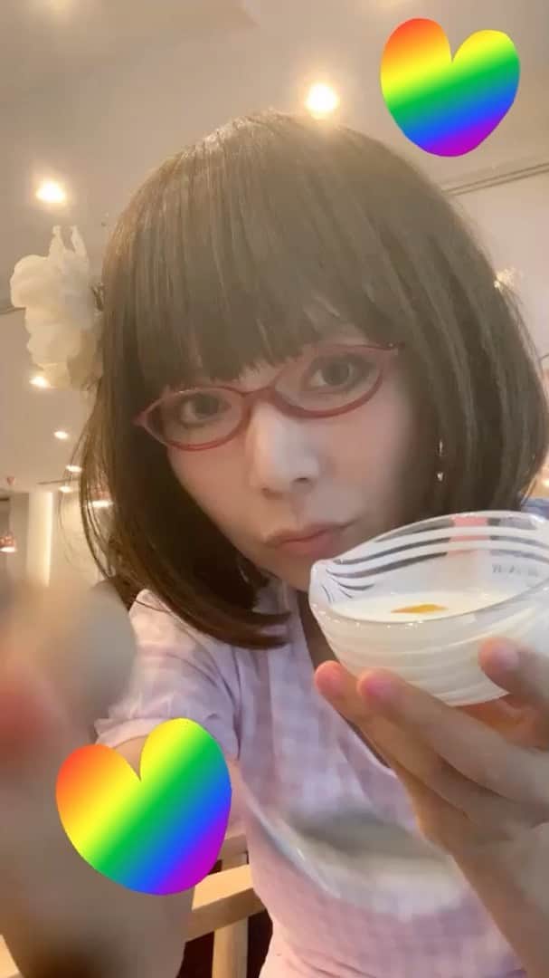 のインスタグラム：「なんで、暑くもないヨーグルト、ふうふうして食べてるんだぉ⁉️🤣﻿ ﻿ ﻿ ﻿ ﻿ ﻿ #ある日の朝　#みかんヨーグルト #いちご #眼鏡女子 #morningvibes #orangeyogurt #strawberry #girlwithglasses」