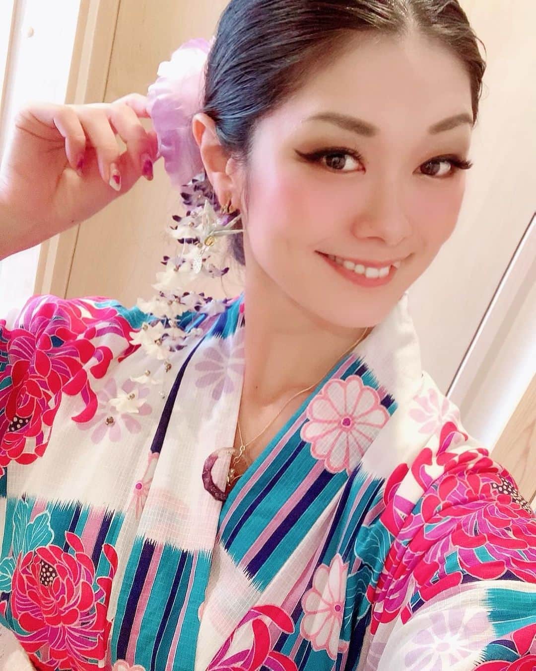のインスタグラム：「今日は、 おNewの浴衣でお待ちしてます✨ . . 占い師のまろさんにも来て頂いて 占いもしてます✨ 13時〜18時まで占いしているので 是非、お気軽にお越し下さい✨ . .  "コロナに負けない" -京都の夏- . ＊日時＊ 2020年9月5.6日 ＊時間＊ 11時〜18時 ＊場所＊ 京町家宿"加茂禅"(清水寺近く) ​〒605-0845 京都府京都市東山区竹村町151番地35  ＊アクセス＊ タクシー:JR京都駅より約10分 バス:「京都駅前」－「五条坂前」下車徒歩3分バスナンバー86．100．106．110．202. 206 電車:京阪本線 「清水五条駅」4番出口から徒歩13分 👉京都駅からバスに乗って頂けると1番便利です。 . . instagram:@kamozen.kyoto 和雑貨:@charmofkamozen HP: https://www.kamozen.com/ . 〒605-0845 京都府京都市東山区竹村町151番地35  ☎​08031939893 kamozen.gallery@gmail.com 加茂禅マネージャー　 加茂　世唯奈 . #kyoto #japan #gallery #kyotostay #hotel #japanese #beautiful #kamozen #kamozenkyoto #charmofkamozen #加茂禅 #京都 #京都ギャラリー #町家ギャラリー #和紙ライト #和紙雑貨 #ワークショップ #そうだ京都へ行こう #チャリティギャラリー」