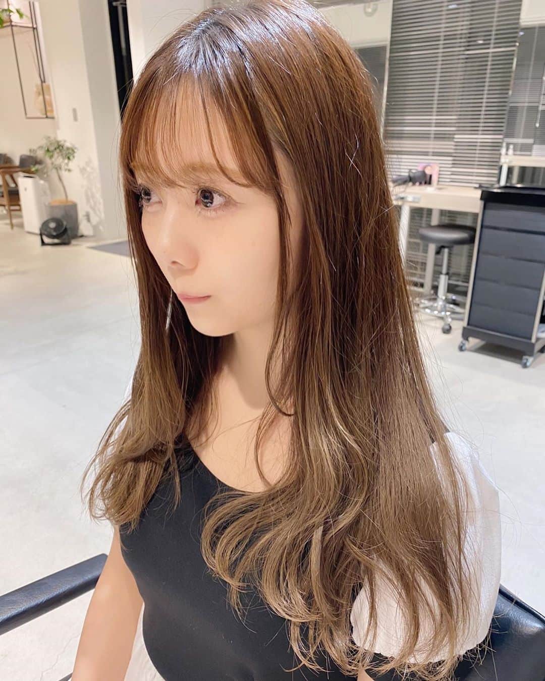 西村季里子のインスタグラム：「・  2年ぶり？くらいに 心機一転、前髪切ったった✂︎  前髪伸ばしてから 周りから好評だったけど、 久しぶりに前髪作ったら 気分変わってとても楽しい🐻♬  (推しのみんな、ごめんな)  これからアレンジするのが楽しみだな〜 服とか系統も変えていこう〜  #前髪 #前髪パーマ #心機一転 #イメチェン #美容院 #ヘアカット  #シースルーバング」