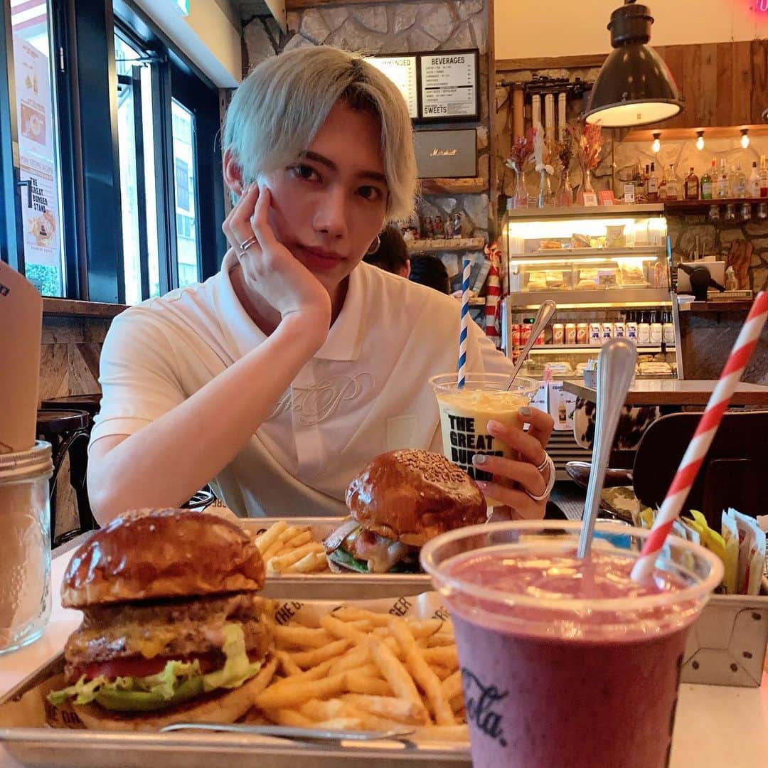 志村禎雄さんのインスタグラム写真 - (志村禎雄Instagram)「THE GREAT BURGER STAND  渋谷ストリーム 1F  @the_great_burger_stand  オープンスペースもあって 店内もアメリカンで天井も高く 広々としていてとても海外にいる ような空間で食べるバーガーは 最強に美味しかったです🤤🧡  ぼくが注文下のは ベーコンチーズバーガー マンゴースムージー   バンズがとってもふっくらと 食べ応えがあってベーコンの カリッとした焼き具合がとっても マッチしてて味も食感も完璧😍 パティもすごくジューシーで最高でした。。。 こんな本格的なバーガー食べるの久々でした！！  カリカリポテトも好みすぎて 最強組み合わせでした！！👏🏻🤤 気軽に行けるのがまたまたいい！  ここもだおオススメですので ぜひ渋谷ストリート行った際に 食べてみてね( ˶ ᷇ 𖥦 ᷆ ˵ )  #渋谷ストリーム #カフェ #thegreatburgerstand」9月5日 14時31分 - s.dao_