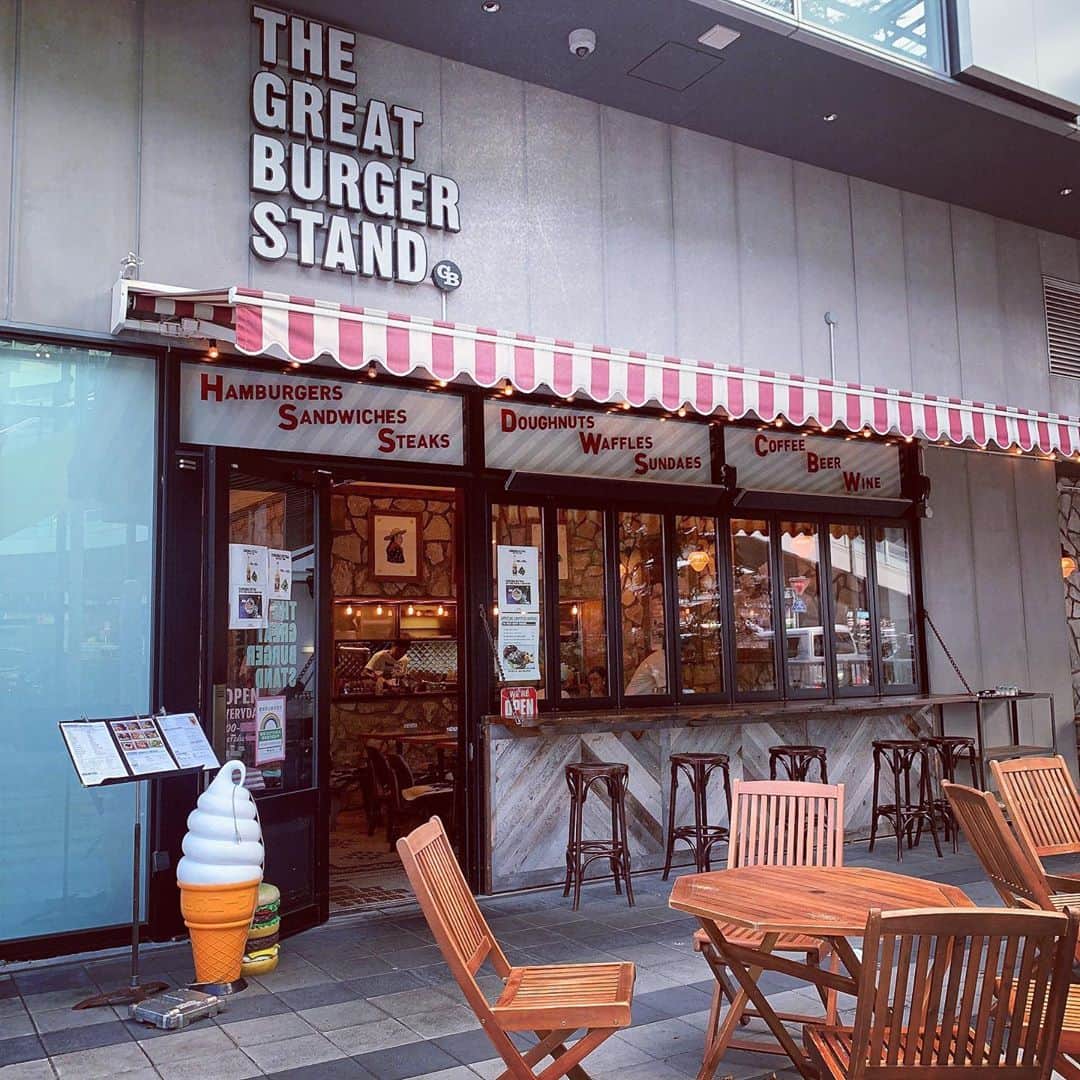 志村禎雄さんのインスタグラム写真 - (志村禎雄Instagram)「THE GREAT BURGER STAND  渋谷ストリーム 1F  @the_great_burger_stand  オープンスペースもあって 店内もアメリカンで天井も高く 広々としていてとても海外にいる ような空間で食べるバーガーは 最強に美味しかったです🤤🧡  ぼくが注文下のは ベーコンチーズバーガー マンゴースムージー   バンズがとってもふっくらと 食べ応えがあってベーコンの カリッとした焼き具合がとっても マッチしてて味も食感も完璧😍 パティもすごくジューシーで最高でした。。。 こんな本格的なバーガー食べるの久々でした！！  カリカリポテトも好みすぎて 最強組み合わせでした！！👏🏻🤤 気軽に行けるのがまたまたいい！  ここもだおオススメですので ぜひ渋谷ストリート行った際に 食べてみてね( ˶ ᷇ 𖥦 ᷆ ˵ )  #渋谷ストリーム #カフェ #thegreatburgerstand」9月5日 14時31分 - s.dao_