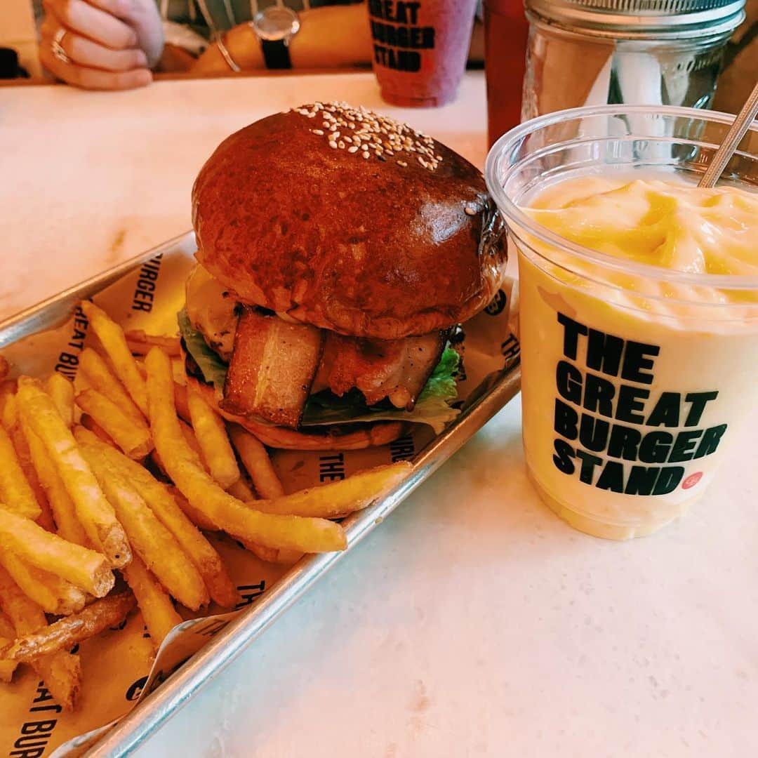 志村禎雄さんのインスタグラム写真 - (志村禎雄Instagram)「THE GREAT BURGER STAND  渋谷ストリーム 1F  @the_great_burger_stand  オープンスペースもあって 店内もアメリカンで天井も高く 広々としていてとても海外にいる ような空間で食べるバーガーは 最強に美味しかったです🤤🧡  ぼくが注文下のは ベーコンチーズバーガー マンゴースムージー   バンズがとってもふっくらと 食べ応えがあってベーコンの カリッとした焼き具合がとっても マッチしてて味も食感も完璧😍 パティもすごくジューシーで最高でした。。。 こんな本格的なバーガー食べるの久々でした！！  カリカリポテトも好みすぎて 最強組み合わせでした！！👏🏻🤤 気軽に行けるのがまたまたいい！  ここもだおオススメですので ぜひ渋谷ストリート行った際に 食べてみてね( ˶ ᷇ 𖥦 ᷆ ˵ )  #渋谷ストリーム #カフェ #thegreatburgerstand」9月5日 14時31分 - s.dao_