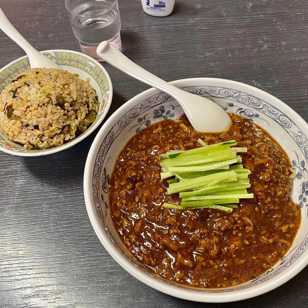 新山大さんのインスタグラム写真 - (新山大Instagram)「まずはジャージャー麺を一気に食べる。 次に高菜チャーハンを半分くらい食べる。 最後にジャージャー麺の器に残った肉味噌を高菜チャーハンの上にかける。 最高✨ #玲華苑 #ジャージャー麺 #高菜チャーハン #最高の食べ方 #うまい #満腹」9月5日 14時32分 - dai_niiyama