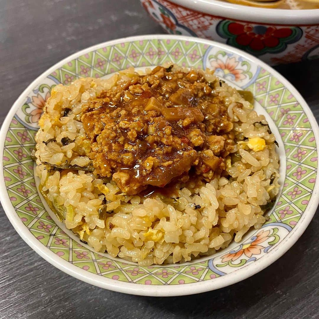 新山大さんのインスタグラム写真 - (新山大Instagram)「まずはジャージャー麺を一気に食べる。 次に高菜チャーハンを半分くらい食べる。 最後にジャージャー麺の器に残った肉味噌を高菜チャーハンの上にかける。 最高✨ #玲華苑 #ジャージャー麺 #高菜チャーハン #最高の食べ方 #うまい #満腹」9月5日 14時32分 - dai_niiyama