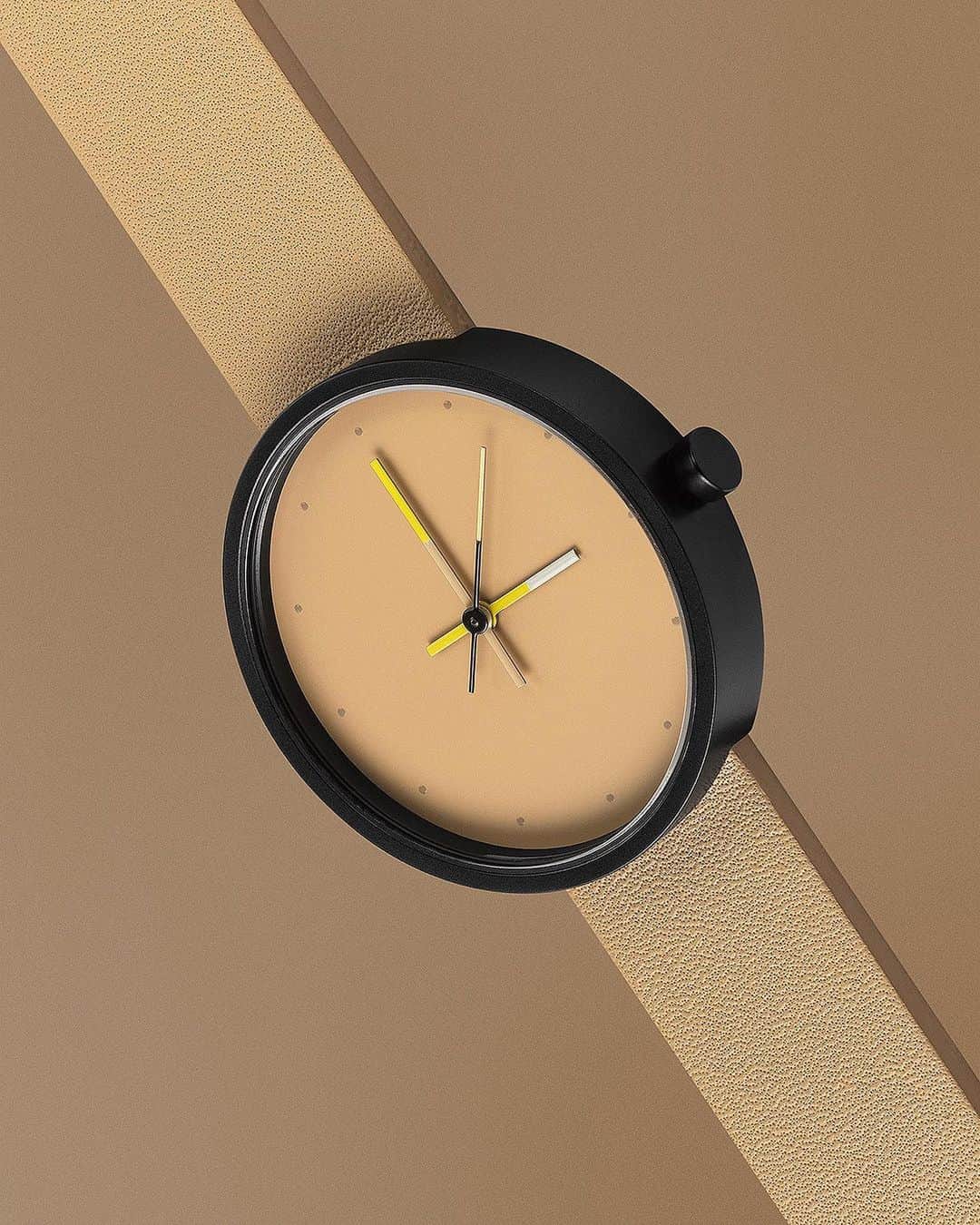 AÃRK Collectiveさんのインスタグラム写真 - (AÃRK CollectiveInstagram)「The Āccent Watch in Sand . Neutral base tones with accent yellows」9月5日 14時34分 - aark_collective