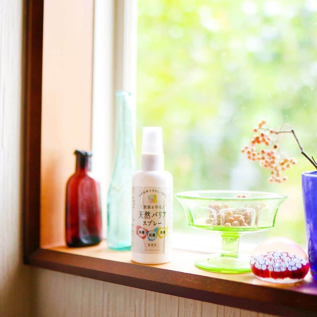 のインスタグラム：「．  Recommended spray  この時期に嬉しい、天然バリアスプレー をゲットしました😌‼️ @Naturich_official  こちら、５つの安全性試験をクリアしていて ヒトコロナウィルスなど約30種類の 菌やウィルスに対する効果試験済みなんです👏  小さい子どもがいる環境で使えるスプレー を探していたのでとっても嬉しい⭕️  手荒れしまう方にもおすすめです💓 息子も早速使いましたよー🙌  ． #Naturich#天然バリアスプレー#除菌スプレー　#抗ウィルス#天然由来成分#アルコールフリー#赤ちゃんにも安心#ペットにも安心#pr」