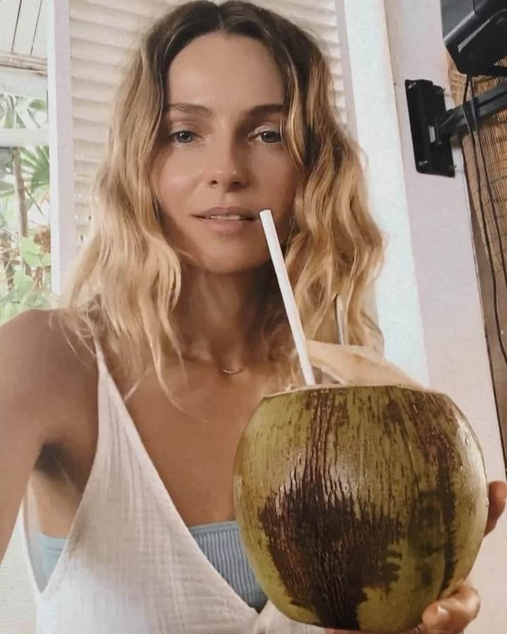 ヴァレンティナ・ゼリャヴァのインスタグラム：「I like to start my day with fresh coconut water 😍 because its delicious and full of minerals that your body loves 💙」