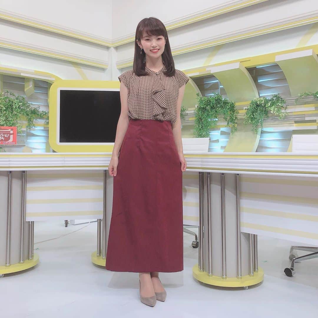 のインスタグラム：「1週間お疲れさまでした。  今週のななスパでは、 #techichi さんから衣装をお借りしました♡ 2枚目のスカートはペイズリー柄だそうです♪ どのスカートも形がきれい✨ 秋服は色が落ち着いていて好きです😊 いつもありがとうございます♪  これから台風の影響が心配ですね。 お気をつけください。  #ななスパ #衣装提供 #techichi #テチチ #秋服 #ペイズリー柄 #勉強になります」
