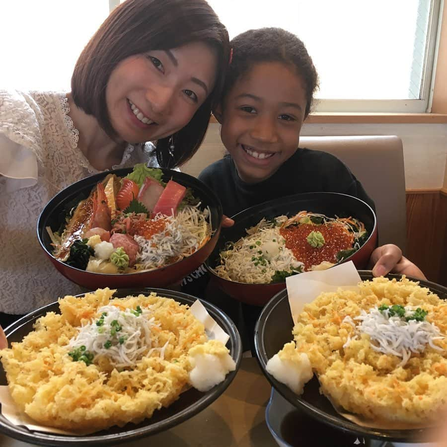 ミーミのインスタグラム：「江ノ島に来てます😁 めっちゃ美味しかった‼️ 「とびっちょ」のしらす丼です😊  ミーミの大好物のしらす✨  #ミーミちゃんねる  #ミーミ  #とびっちょ本店  #江ノ島」