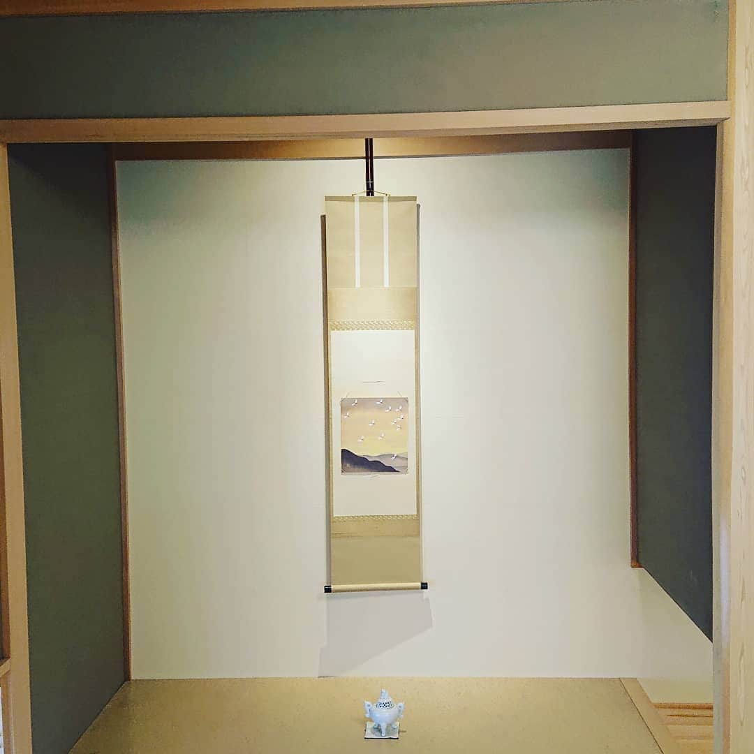 デザオ建設北野展示場のインスタグラム：「皆さんこんにちは！デザオ建設北野展示場です！ 昼間は暑くとも9月に入ったら暑さが和らいできたり、夜に虫の声が聞こえたりと秋に一歩近づいてきたなあと思う今日この頃。  床の間の掛け軸の色紙を秋仕様に致しました。夏の間は風鈴と青紅葉でしたが、そろそろ秋……ということで！赤トンボに致しました。こちらの絵、実は京友禅染めの摺りの技法を用いたものだとか！伝統技法を活かしているとこしえの自慢の和室に合うかもしれないと連れて帰りました。ちょっと気は早いですが何だか秋の雰囲気がどことなく漂う気がしております🍁  床の間があるとこういった季節に合わせて飾る楽しみがあってよいですね。中の人もあれこれ色紙を見比べて季節ごとに楽しく絵を選んでおります♪ そんな楽しみや暮らしやすさなど、住まいに関することをまるっと提案させて頂くデザオ建設のモデルハウス……どのような建物か体感して頂けるとおもいますので、ぜひご来場くださいませ！ 来場予約はプロフィールにあるリンクからどうぞ→@dezao_kitano2018  #中の人お気に入りの赤トンボ #秋突入 #京友禅染め #色紙 #自慢の和室 #床の間 #和室 #一戸建て​#マイホーム #デザオ建設​#DEZAO #デザオ建設北野展示場 #つなぐモデルハウスとこしえ #デザオ北野スクエア #DsLABO #リフォーム​#リノベーション #注文住宅​#住宅展示場 #住宅展示場巡り」