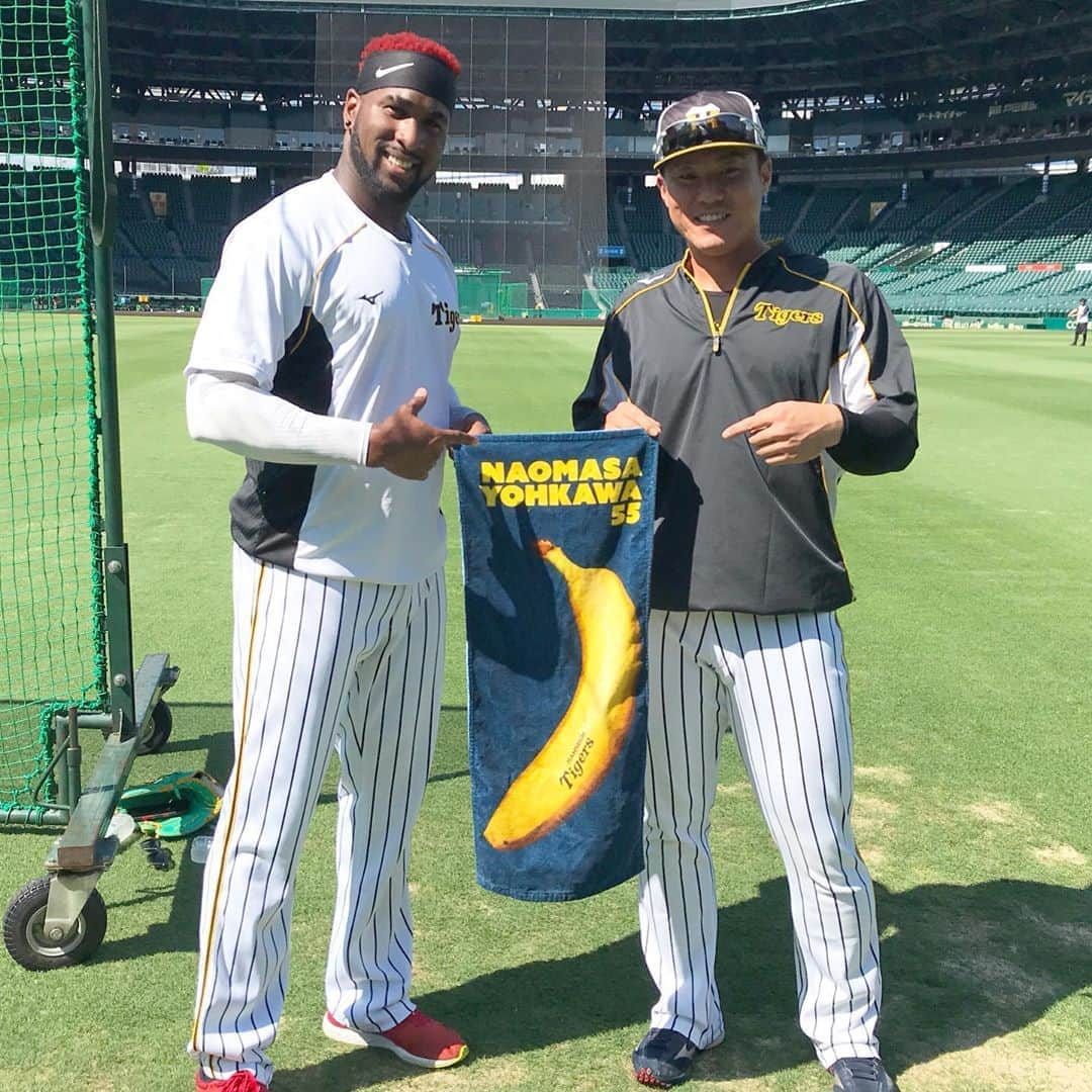 阪神タイガースさんのインスタグラム写真 - (阪神タイガースInstagram)「陽川選手の応援アイテム「バナナタオル」が発売されました🍌お立ち台で一緒にバナナを持ったガルシア投手と📷 #陽川尚将 選手　#バナナフェイスタオル　#陽川選手専用応援タオル #発売しました　 #オネルキガルシア 選手も #お気に入り オンラインショップT-SHOP、チームショップアルプスで発売！」9月5日 14時53分 - hanshintigers_official