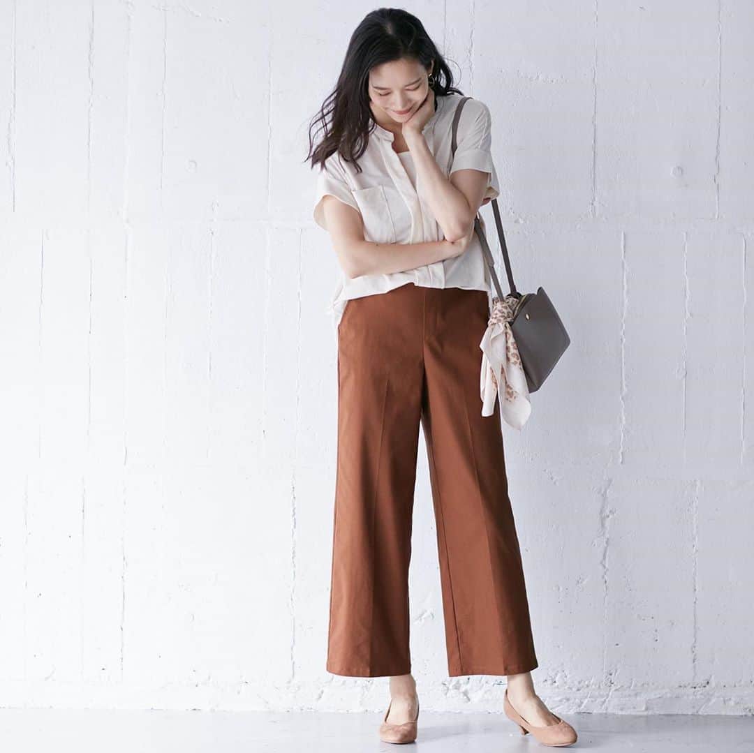 HusHusHのインスタグラム：「【HusHusH LADIES】﻿ シリーズ累計４５万本 らく美パン  デビュー依頼、多くの方に人気のらくだけど きれい見えらく美パンシリーズ。 今年らしく、従来よりもすっきりとしたフォルムで生まれ変わったワイドパンツです。 オンスタイルにはシャツ見えする上品なカットソーを合わせて、エフォートレスなスタイルに！ お気に入りの1枚がきっと見つかる✨  【S-LLサイズ/シアバター配合】 らく美パン（ワイド） ¥3,999(本体)+税  【接触冷感/２WAY/手洗いOK】 クールスキッパープルオーバー ¥2,999(本体)+税  ラウンドZIPあおりミニショルダーバッグ ¥2,999(本体)+税  レオパードプリントスカーフ ¥1,999(本体)+税  ら・く・こパンプス ヒールアップ ¥3,999(本体)+税  @hushush_official﻿ プロフィール画面﻿ にありますURLリンクサイト﻿ ぜひ特集をご覧くださいませ﻿✨ ﻿ #ハッシュアッシュ #ハッシュアッシュfan #hushush」
