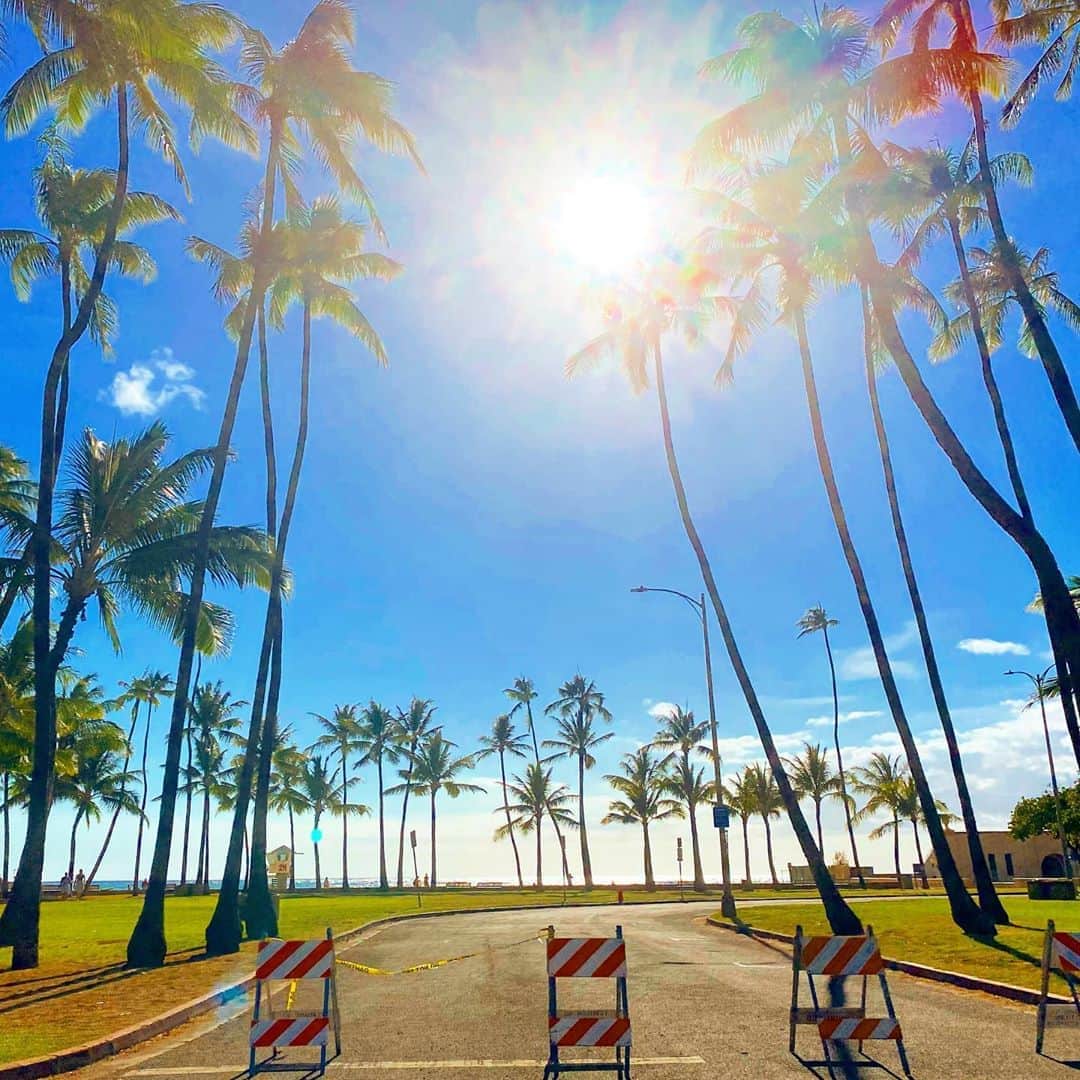 マキ・コニクソンさんのインスタグラム写真 - (マキ・コニクソンInstagram)「Happy Aloha Friday! Kaimana Beachの前を通りました！太陽がギラギラ眩しいのが写真から伝わりますか？😎 今日もハワ様はお天気良かった！☀️ 光合成をたくさんしました！免疫力👍🏼 また明日ねっ！👋🏼 #エアハワイ🌺  #リアルハワイ」9月5日 15時00分 - makikonikson