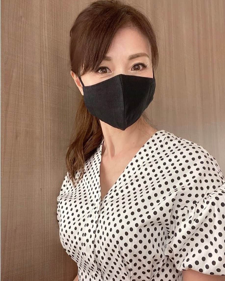 ImotoEtsuyo さんのインスタグラム写真 - (ImotoEtsuyo Instagram)「涼しく快適な リネン100%の立体マスク。  一つ一つ手作業で作られてるの。 立体仕様で小顔効果も✨  男女兼用で サイズはMとLがあり カラーは7色展開でオシャレを楽しめる バリエーション🎵 ・ マスク紐が黒と白の2本付いてきます。　　 その日の　#ファッションに合わせて 楽しめます。  ------------------------- ✴︎商品番号：12-12-02 ✴︎リネンマスク ✴︎商品URL：https://item.rakuten.co.jp/mode-et-mode/12-12-02/  マスクはこちらのクーポンが 使えますよ！ https://coupon.rakuten.co.jp/getCoupon?getkey=WEVGWi1IVEtMLU5aVlQtQUYyNw--&rt=  ワンピースも @lamode_official の物。 クーポンは昨夜の投稿をご覧下さいね。  #lamode #ワンピース #lamode_cd @lamode_official  @lamode_press ・ ・ #マスク #涼しいマスク #麻マスク  #夏マスク  #サラサラ  #立体マスク  #小顔効果  #リング➡︎ @kikiyastore  #携帯ケース ➡︎ @ladeline_official  #ピアス ➡︎ @pluster.jp  #watch ➡︎ @cartier」9月5日 15時15分 - bisuhada