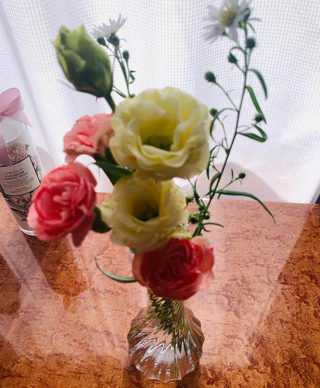田中悦子さんのインスタグラム写真 - (田中悦子Instagram)「わーい😍ポスト📮に届いてた💐⠀ ⠀ 🌸今週のお花🌸⠀ ⠀  🌸トルコキキョウ 🌸スプレーカーネーション 🌸クジャクソウ⠀ ⠀  【お花を飾るだけで簡単もよう替え】⠀ ⠀ お花を飾ることによって、お部屋の雰囲気がガラリと変わり、もよう替え気分を味わうのもあり💕⠀ ⠀ 今日はベッドサイドに飾ろう💐⠀ ⠀  初回のお花が無料になるクーポンがあるので宜しければこのクーポンを使って下さいね❤️⠀ ⠀ 🌸クーポンコード🌸⠀ ■クーポンコード：etsuko ■有効期限：2020年９月３０日⠀ ⠀  @bloomeelife  #bloomeelife  #お花の定期便  #お花のある暮らし  #お花のある生活  #ミニブーケ #お花 #お花好きな人と繋がりたい  #お花で簡単模様替え」9月5日 15時16分 - etsuko.reborn25