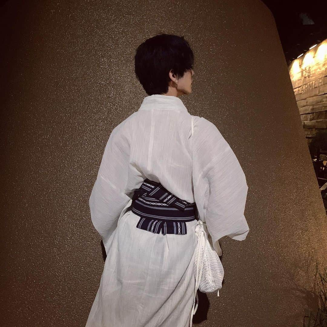 志村禎雄さんのインスタグラム写真 - (志村禎雄Instagram)「ぼくの夏の思い出。  昨日は大好きな人達(大人数)とビアガーデンでBBQして、雨ふるふる詐欺されたけど結局雷ぴかぴかして雨は降らず無事に開催できて、その後はみんなで花火をしました🎇𖤣𖥧𖥣｡   予定組むところから凄くわくわくしてたし昨日もすっごく楽しかったから余韻がすごくていま大変。（笑）   そしてドレスコードは浴衣＼👏🏻／  もう思い残すことはありません👍🏻⭐️ いくつになってもこうして大好きな人達と笑って過ごしてたいなあ( ⸝⸝⸝ᵕᴗᵕ⸝⸝⸝ )  後輩のふみも来てくれて少し前から仲良くなって いつもだおくんだおくんって言ってくれてとても 自然体で楽しめるから好き〜！年下と並ぶと自分の ピュアさが薄くなってる事に気付いて、だからトビっきりスマイルとピュアさ出してみたんだけど謎の恋人感でてしもうて 笑っちゃった。笑   #浴衣男子  #浴衣白地   Memories of my summer.   Yesterday I had a BBQ with my beloved people (a large number of people) in the beer garden and it was a fraudulent scam, but in the end it was thundering and it was possible to hold safely without rain, and after that everyone fireworks together   I was really excited from the schedule, and I had a lot of fun yesterday, so the afterglow was so great. (Lol)    And the dress code is yukata \👏🏻/   I will never forget it 👍🏻⭐️  I want to laugh and spend time with my loved ones no matter how many times I go 👏🏻」9月5日 15時24分 - s.dao_