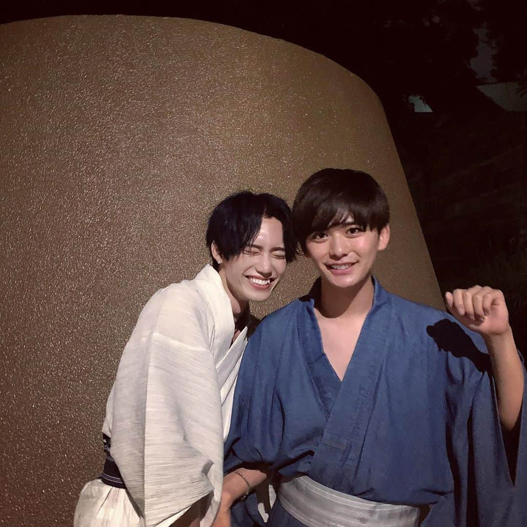 志村禎雄さんのインスタグラム写真 - (志村禎雄Instagram)「ぼくの夏の思い出。  昨日は大好きな人達(大人数)とビアガーデンでBBQして、雨ふるふる詐欺されたけど結局雷ぴかぴかして雨は降らず無事に開催できて、その後はみんなで花火をしました🎇𖤣𖥧𖥣｡   予定組むところから凄くわくわくしてたし昨日もすっごく楽しかったから余韻がすごくていま大変。（笑）   そしてドレスコードは浴衣＼👏🏻／  もう思い残すことはありません👍🏻⭐️ いくつになってもこうして大好きな人達と笑って過ごしてたいなあ( ⸝⸝⸝ᵕᴗᵕ⸝⸝⸝ )  後輩のふみも来てくれて少し前から仲良くなって いつもだおくんだおくんって言ってくれてとても 自然体で楽しめるから好き〜！年下と並ぶと自分の ピュアさが薄くなってる事に気付いて、だからトビっきりスマイルとピュアさ出してみたんだけど謎の恋人感でてしもうて 笑っちゃった。笑   #浴衣男子  #浴衣白地   Memories of my summer.   Yesterday I had a BBQ with my beloved people (a large number of people) in the beer garden and it was a fraudulent scam, but in the end it was thundering and it was possible to hold safely without rain, and after that everyone fireworks together   I was really excited from the schedule, and I had a lot of fun yesterday, so the afterglow was so great. (Lol)    And the dress code is yukata \👏🏻/   I will never forget it 👍🏻⭐️  I want to laugh and spend time with my loved ones no matter how many times I go 👏🏻」9月5日 15時24分 - s.dao_