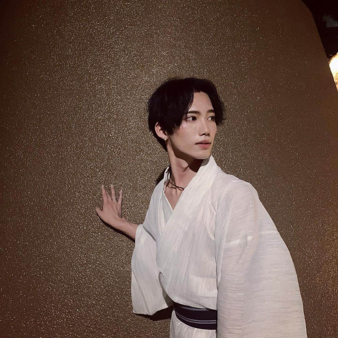 志村禎雄さんのインスタグラム写真 - (志村禎雄Instagram)「ぼくの夏の思い出。  昨日は大好きな人達(大人数)とビアガーデンでBBQして、雨ふるふる詐欺されたけど結局雷ぴかぴかして雨は降らず無事に開催できて、その後はみんなで花火をしました🎇𖤣𖥧𖥣｡   予定組むところから凄くわくわくしてたし昨日もすっごく楽しかったから余韻がすごくていま大変。（笑）   そしてドレスコードは浴衣＼👏🏻／  もう思い残すことはありません👍🏻⭐️ いくつになってもこうして大好きな人達と笑って過ごしてたいなあ( ⸝⸝⸝ᵕᴗᵕ⸝⸝⸝ )  後輩のふみも来てくれて少し前から仲良くなって いつもだおくんだおくんって言ってくれてとても 自然体で楽しめるから好き〜！年下と並ぶと自分の ピュアさが薄くなってる事に気付いて、だからトビっきりスマイルとピュアさ出してみたんだけど謎の恋人感でてしもうて 笑っちゃった。笑   #浴衣男子  #浴衣白地   Memories of my summer.   Yesterday I had a BBQ with my beloved people (a large number of people) in the beer garden and it was a fraudulent scam, but in the end it was thundering and it was possible to hold safely without rain, and after that everyone fireworks together   I was really excited from the schedule, and I had a lot of fun yesterday, so the afterglow was so great. (Lol)    And the dress code is yukata \👏🏻/   I will never forget it 👍🏻⭐️  I want to laugh and spend time with my loved ones no matter how many times I go 👏🏻」9月5日 15時24分 - s.dao_